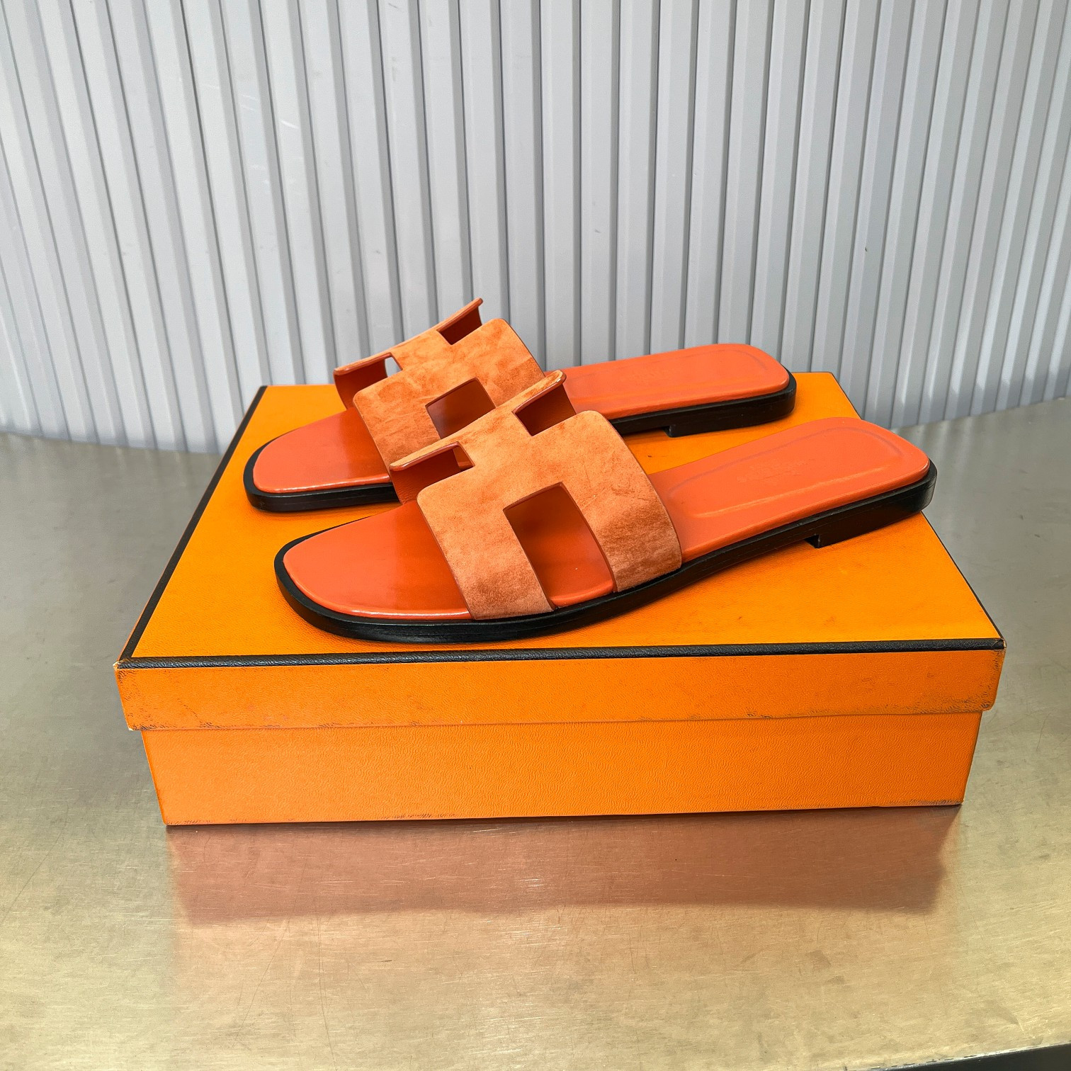 ua H**me5 oran sandal