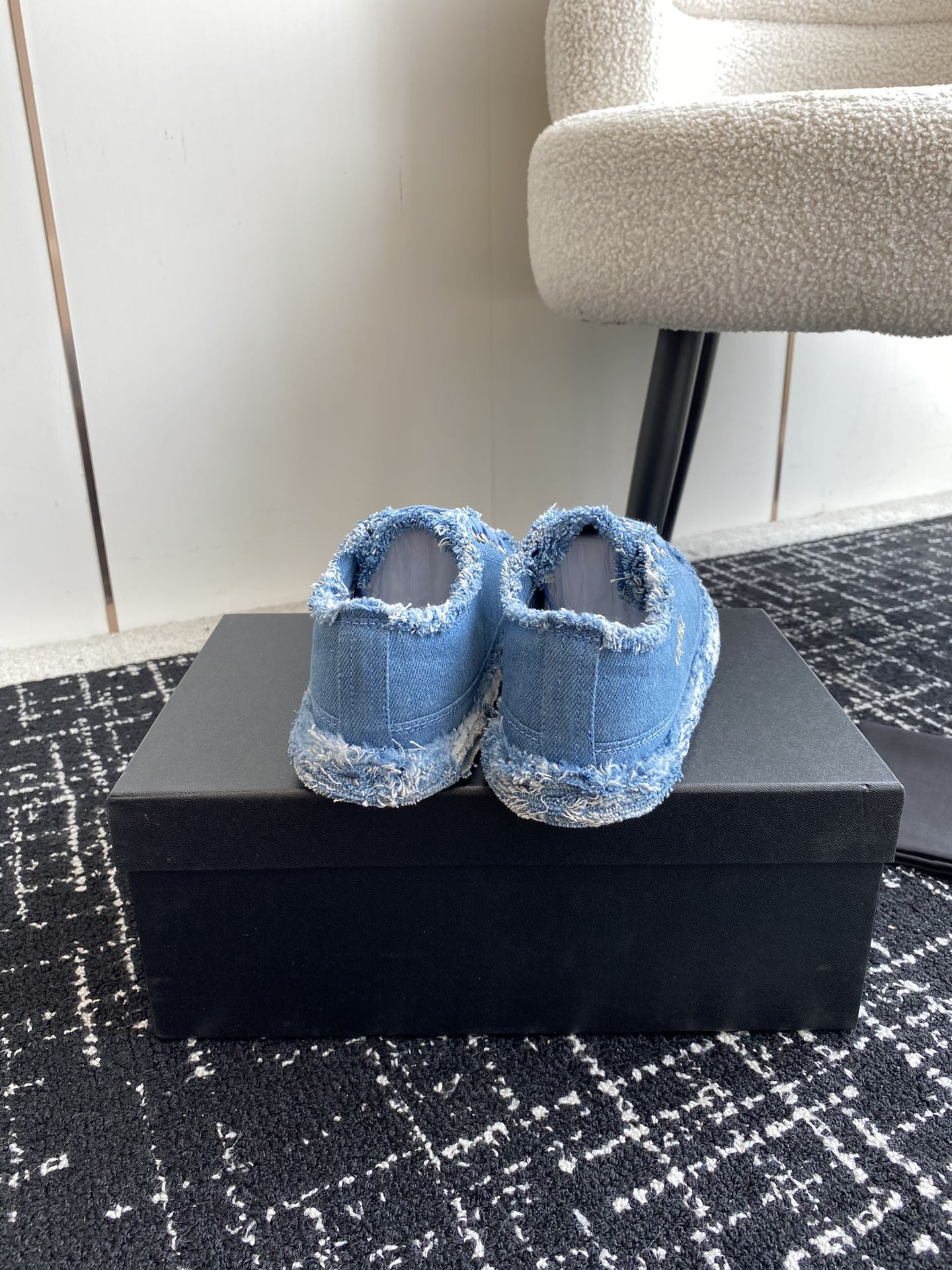 ua Ch*el sneaker