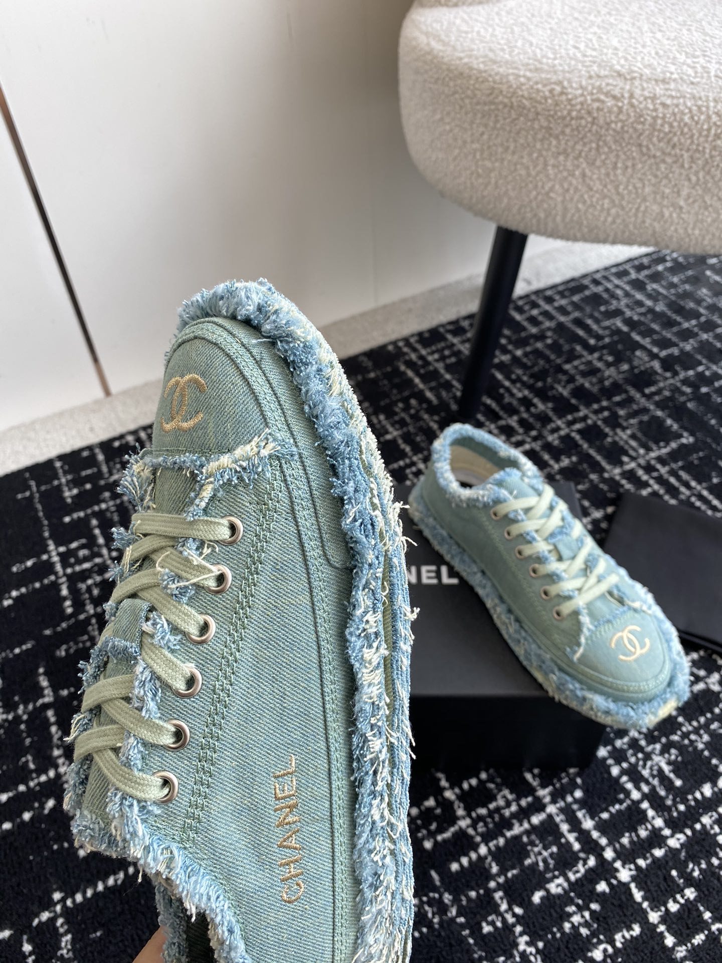 ua Ch*el sneaker