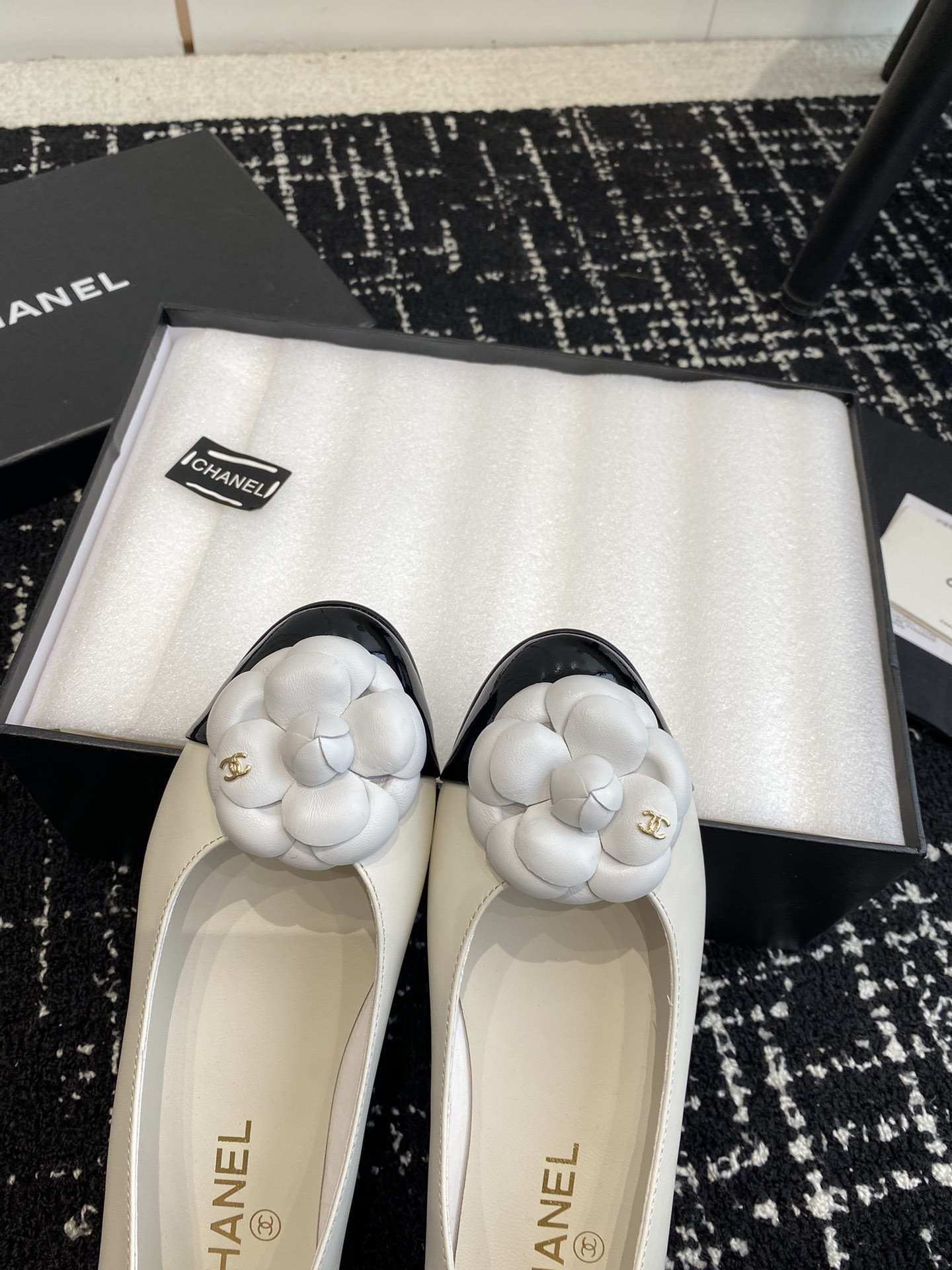 ua Ch*el ballet flats