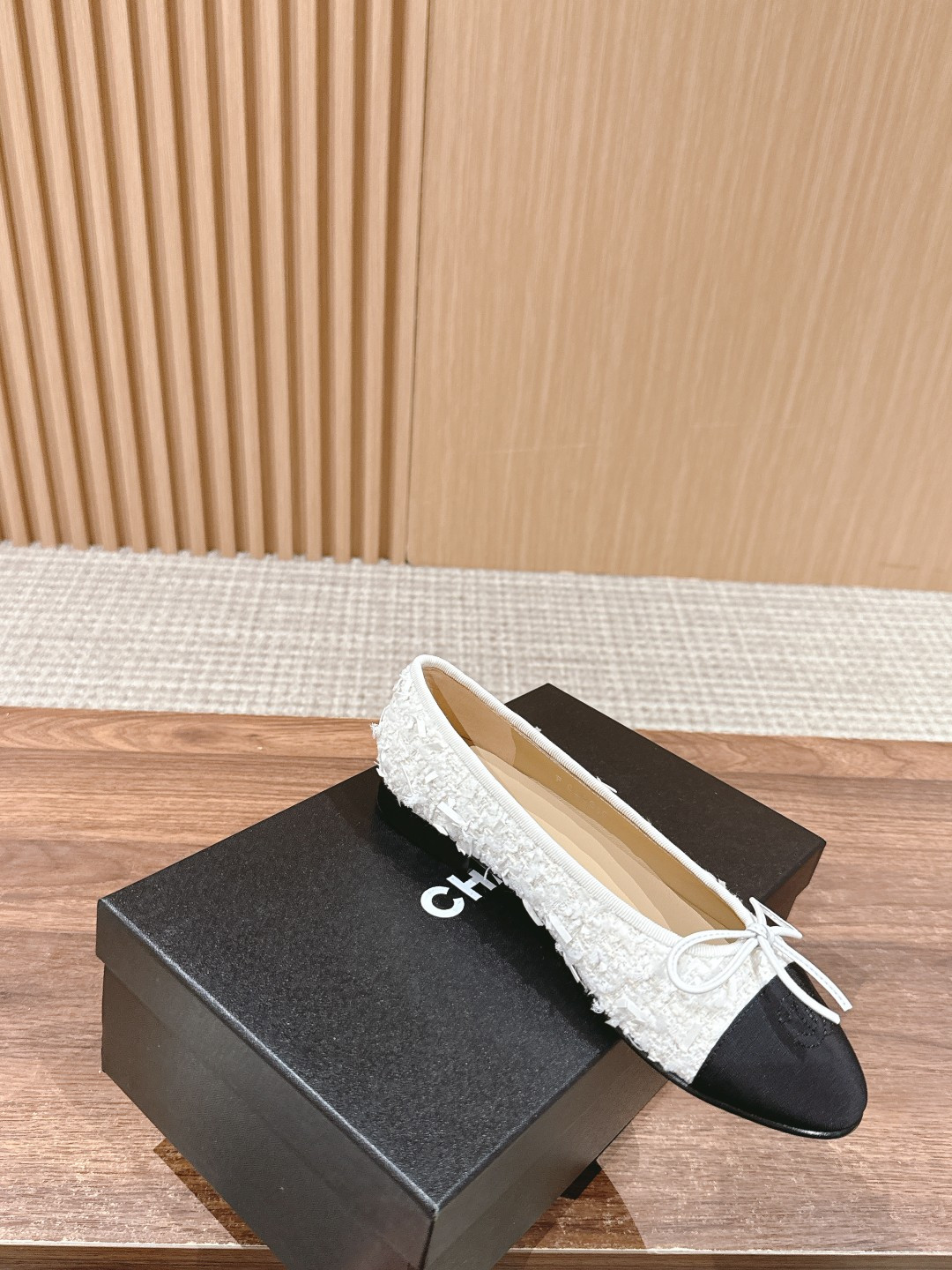 ua Ch*el ballet flats