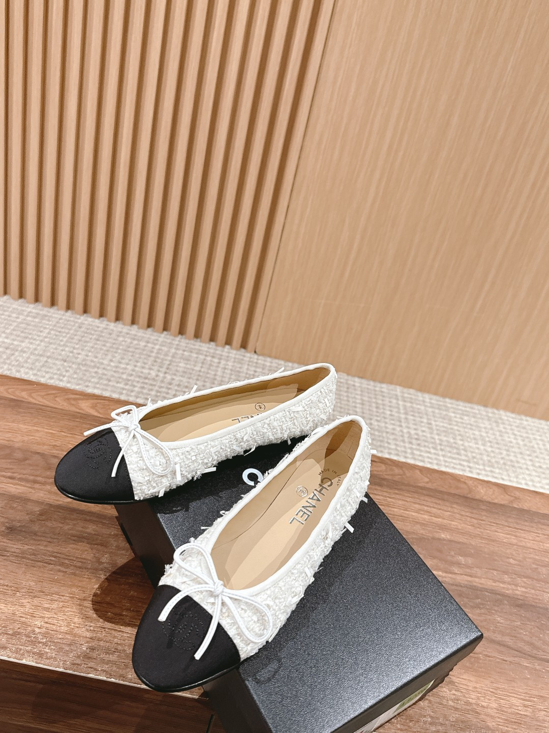 ua Ch*el ballet flats