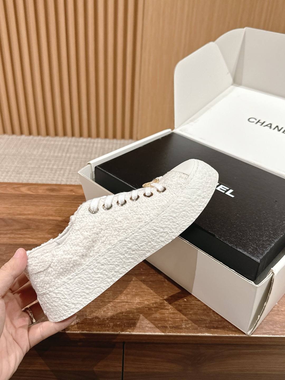 ua Ch*el sneaker