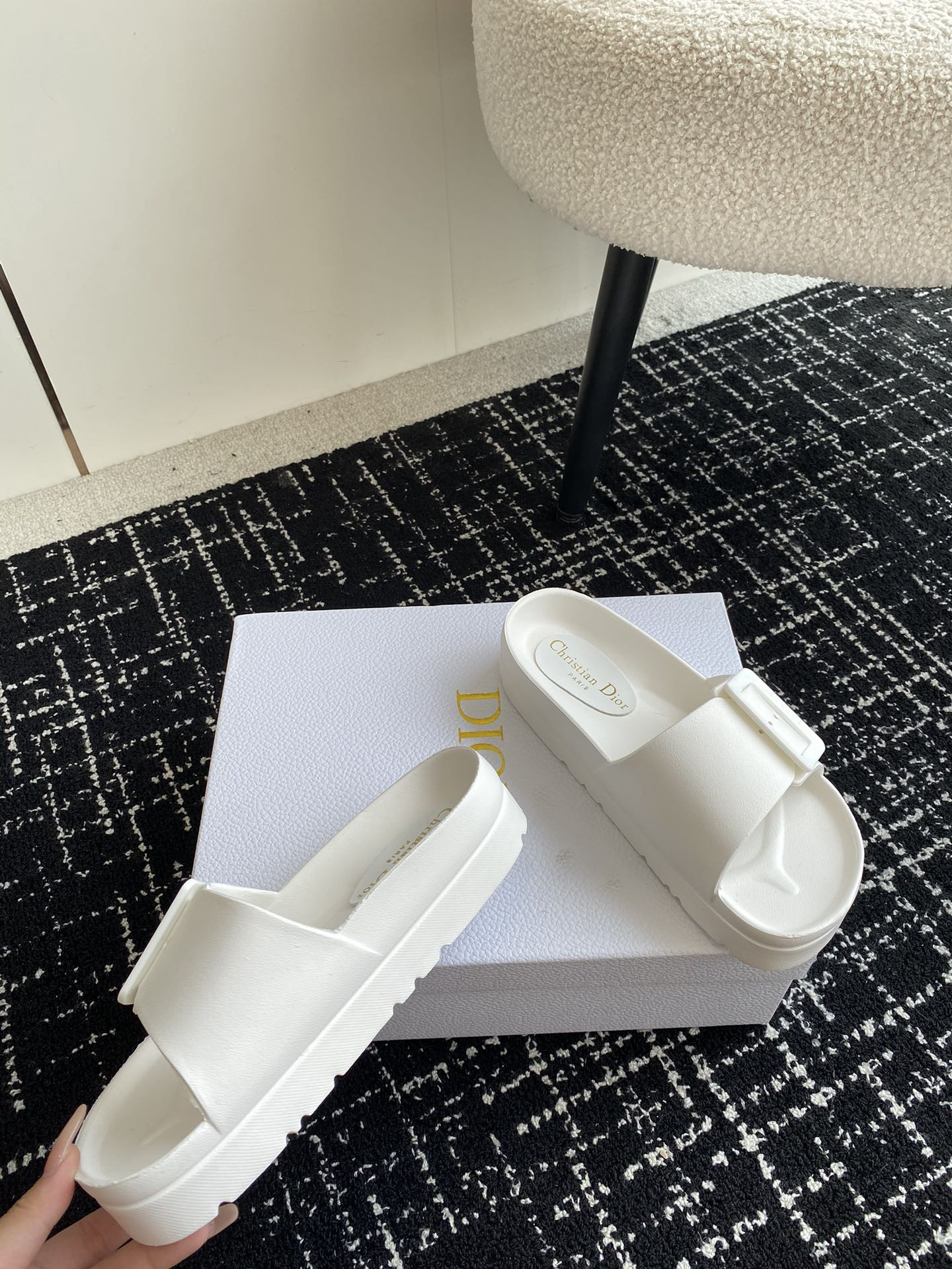 ua D*or slide white