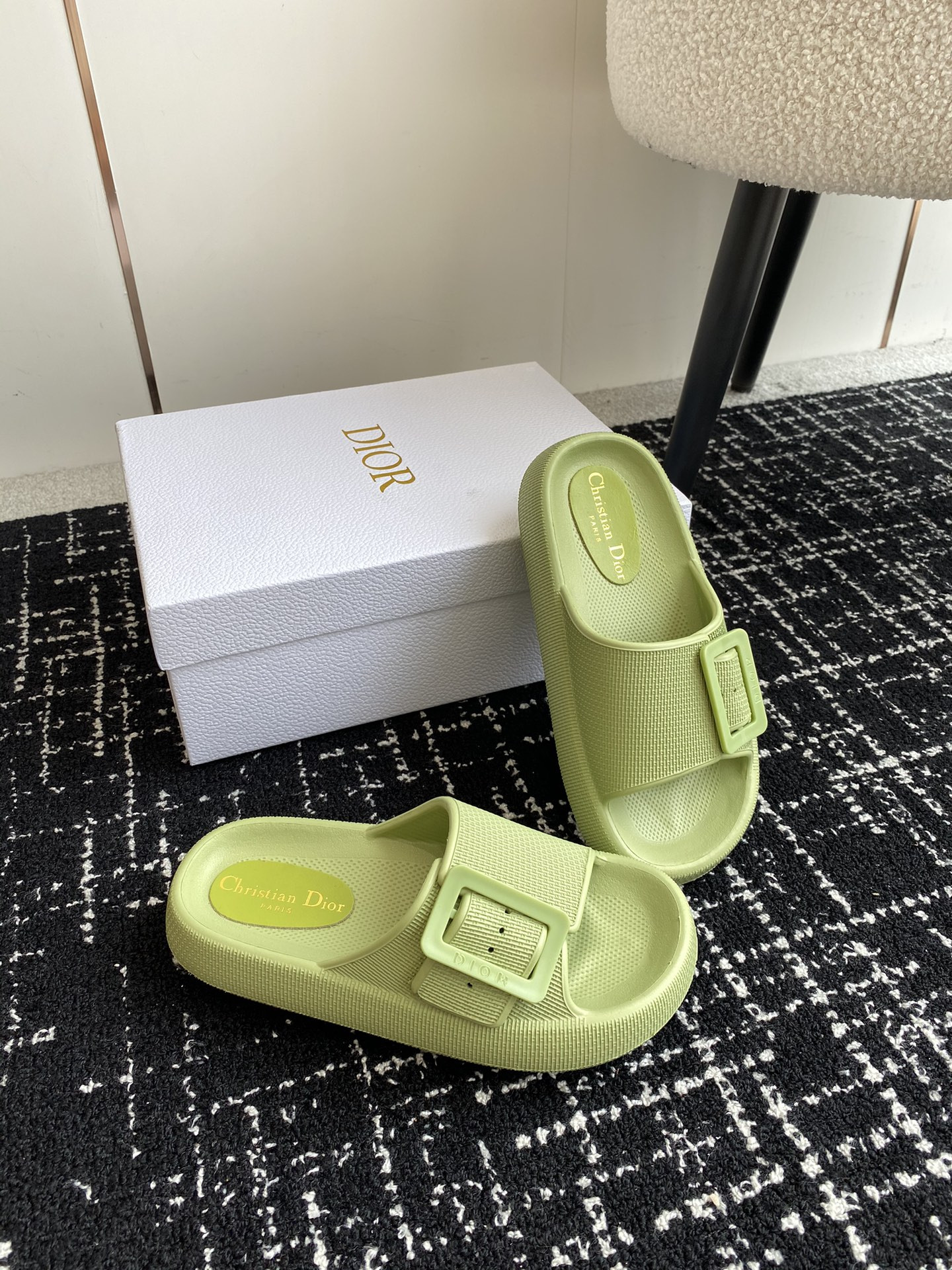 ua D*or slide