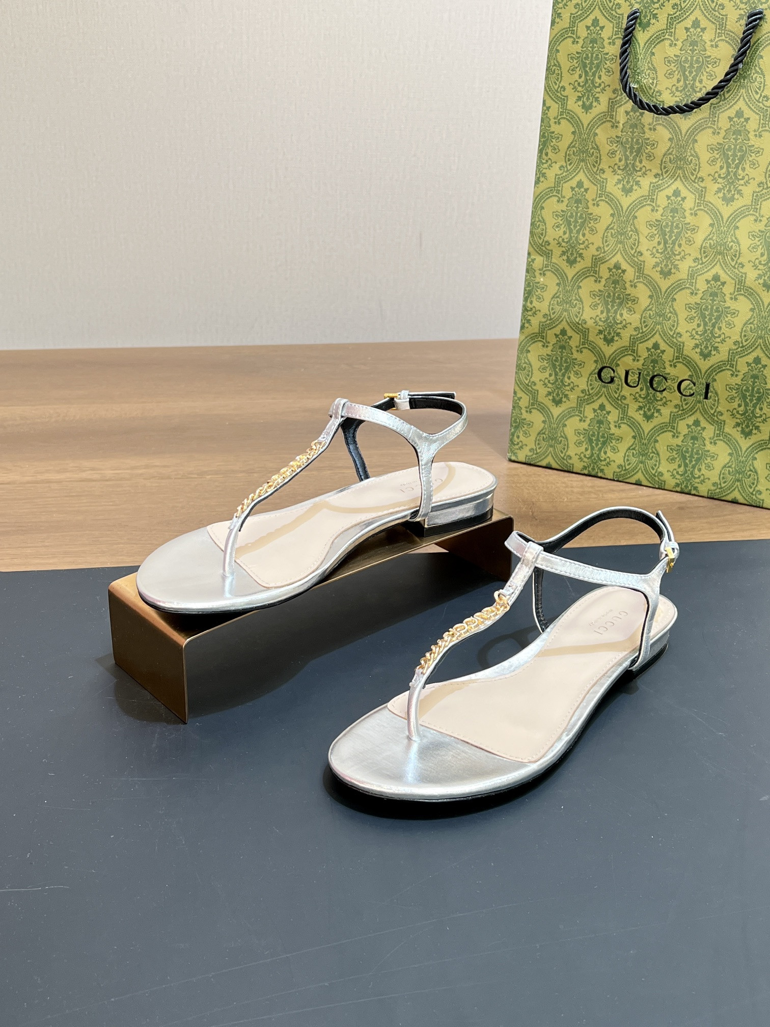 ua G*u*i signoria thong sandal