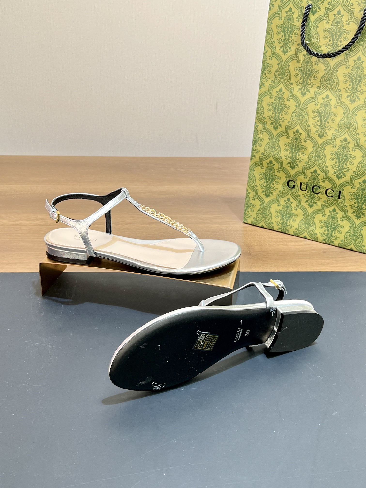 ua G*u*i signoria thong sandal