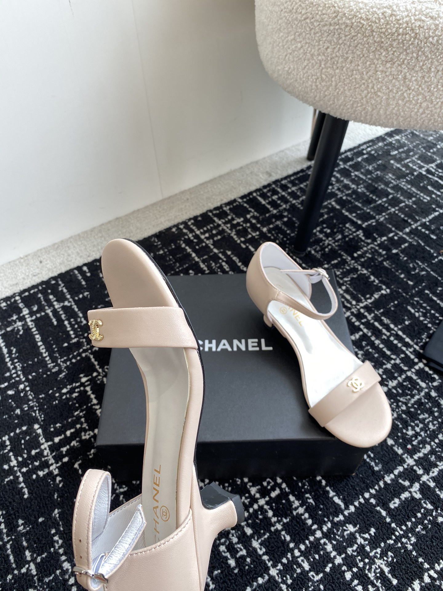 ua Ch*el  sandals