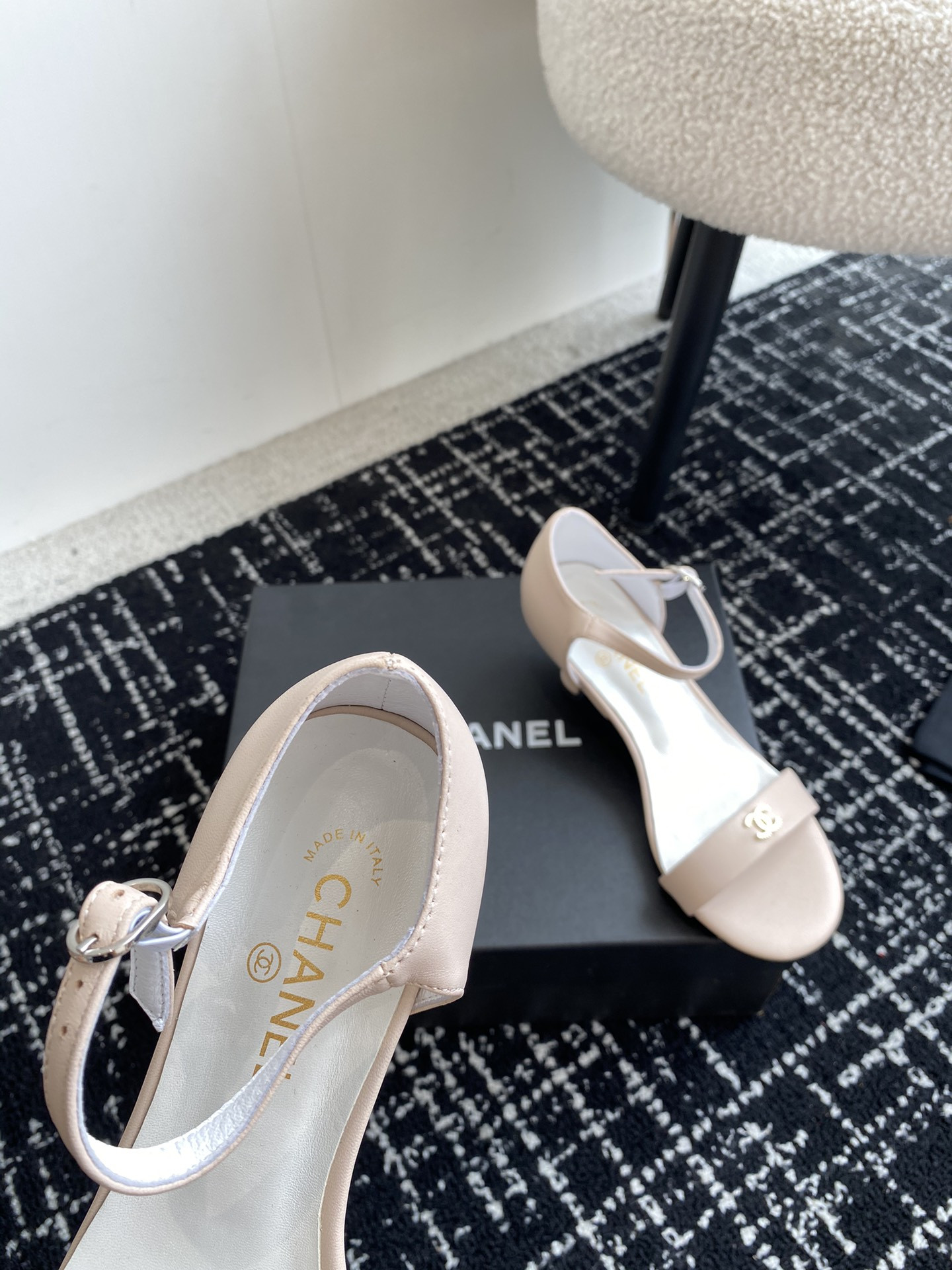 ua Ch*el  sandals