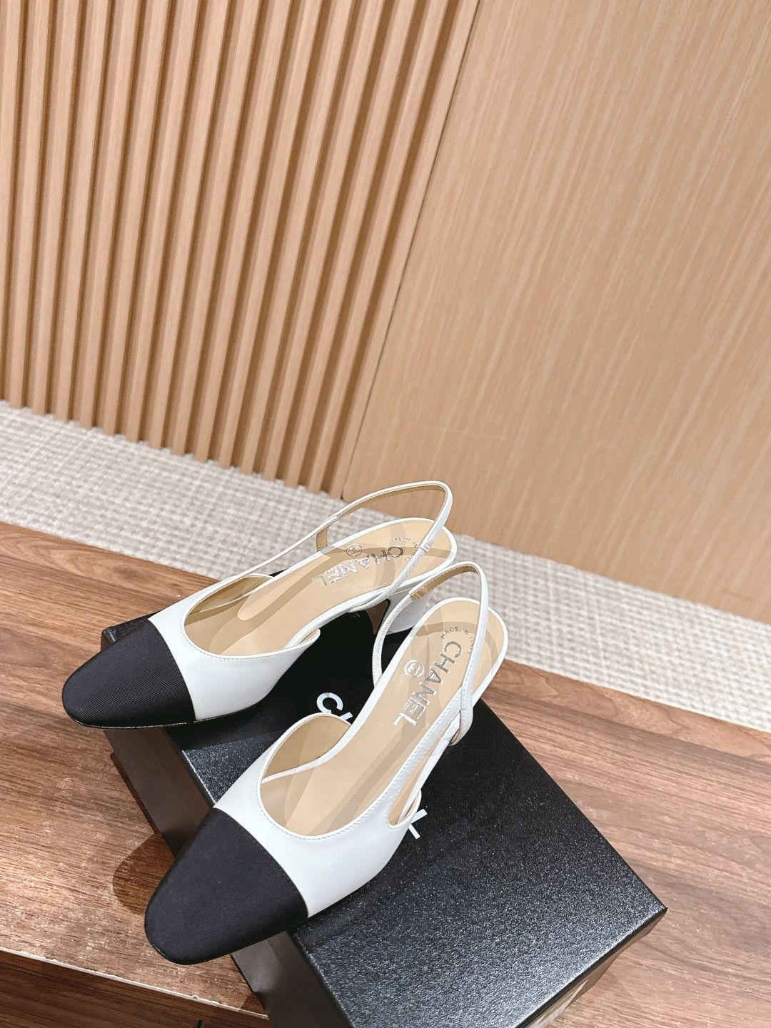 ua Ch*el slingbacks