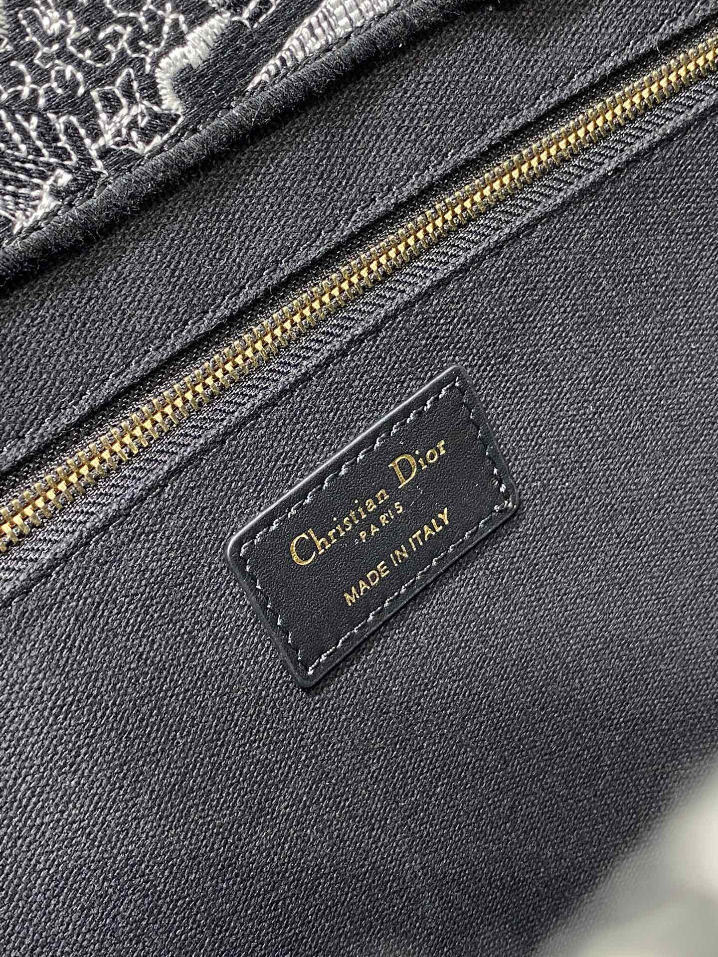 D*or medium D*or book tote black and white plan de paris embroidery 36 x 27.5 x 16.5 cm