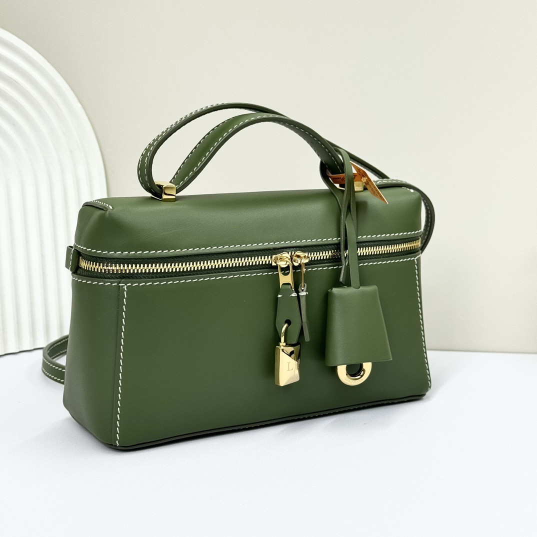L**o p*ana extra pocket l19 smooth calfskin 11 x 19 x 6.5 cm