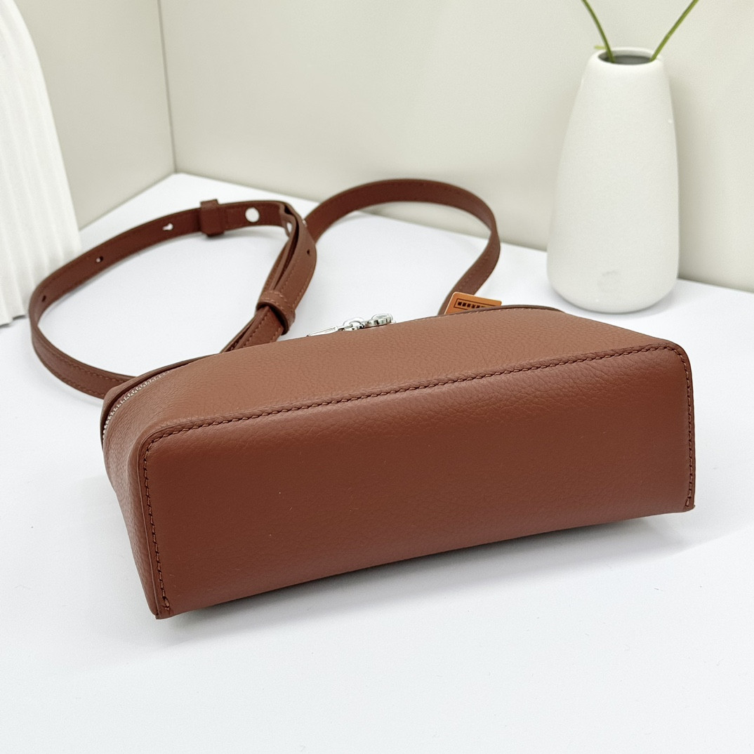 L**o p*ana extra pocket l19 grained calfskin 11 x 19 x 6.5 cm