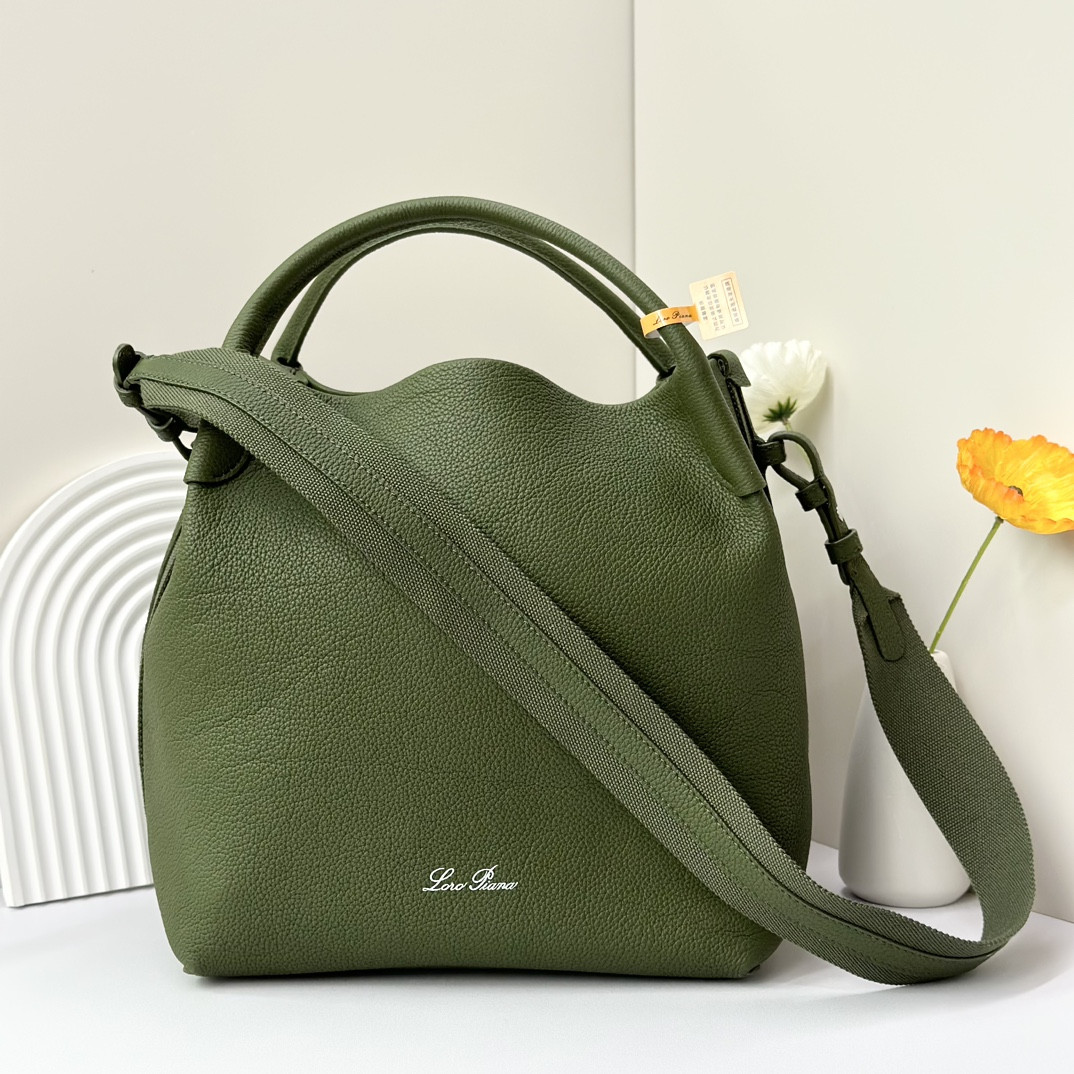 L**o p*ana large bale bag grained calfskin 24 x 20 x 27 cm