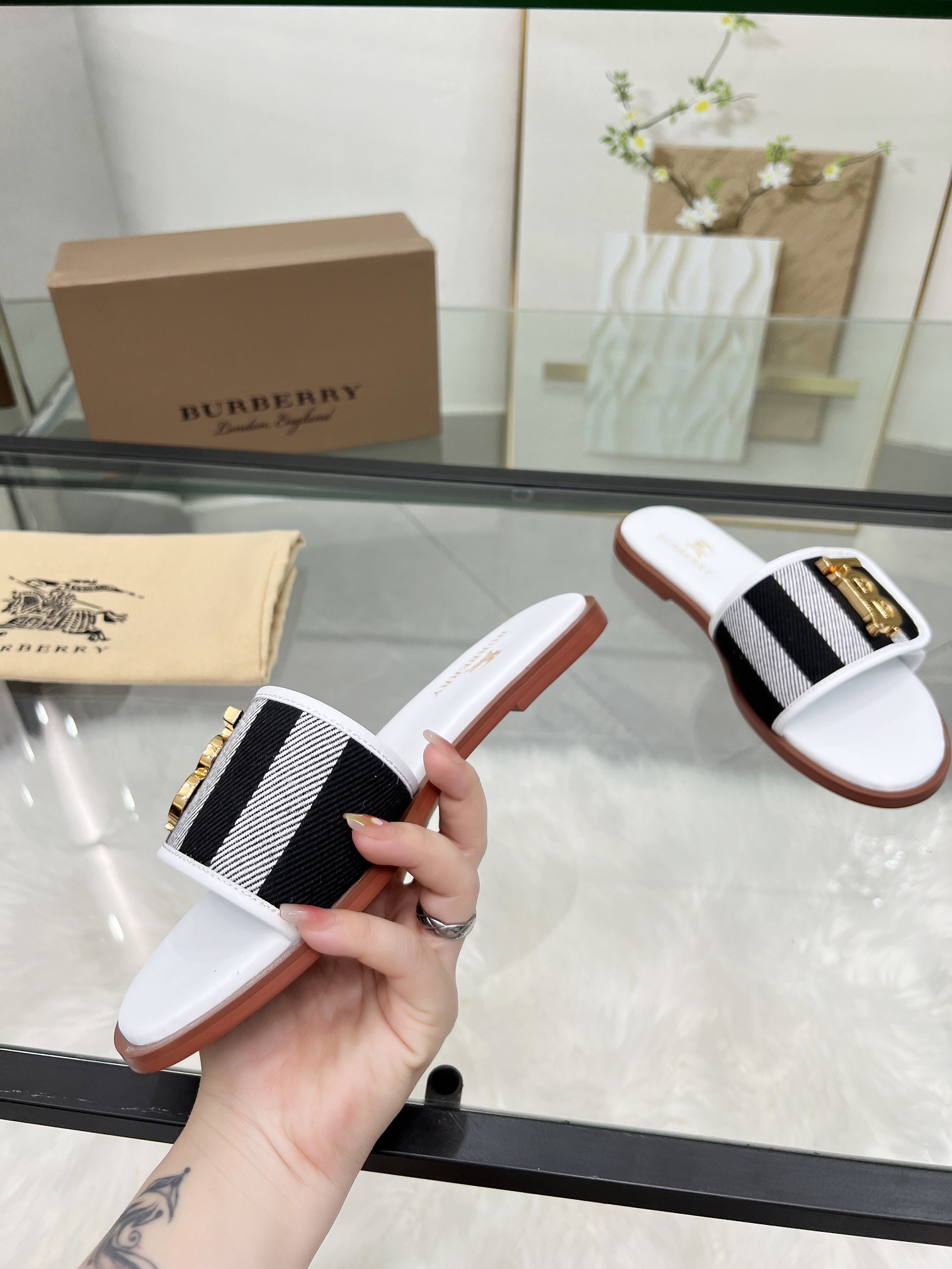 ua B**rry slides