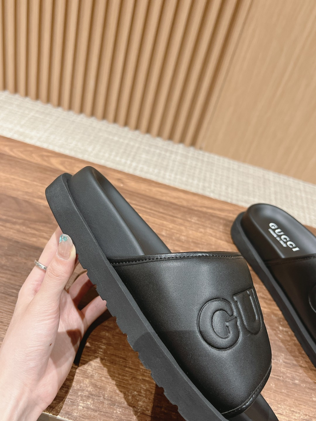 ua G*u*i logo slide