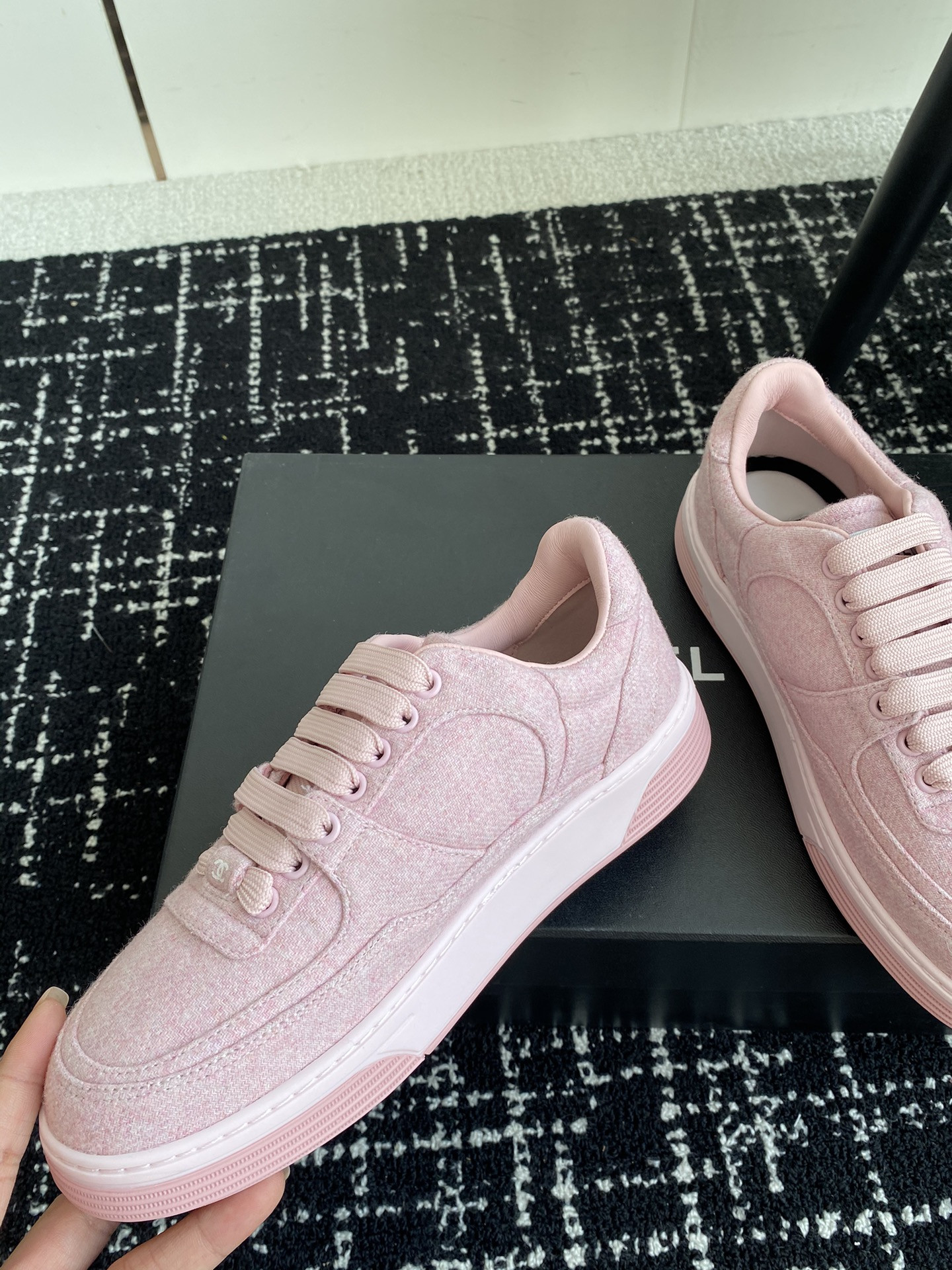 ua Ch*el sneaker
