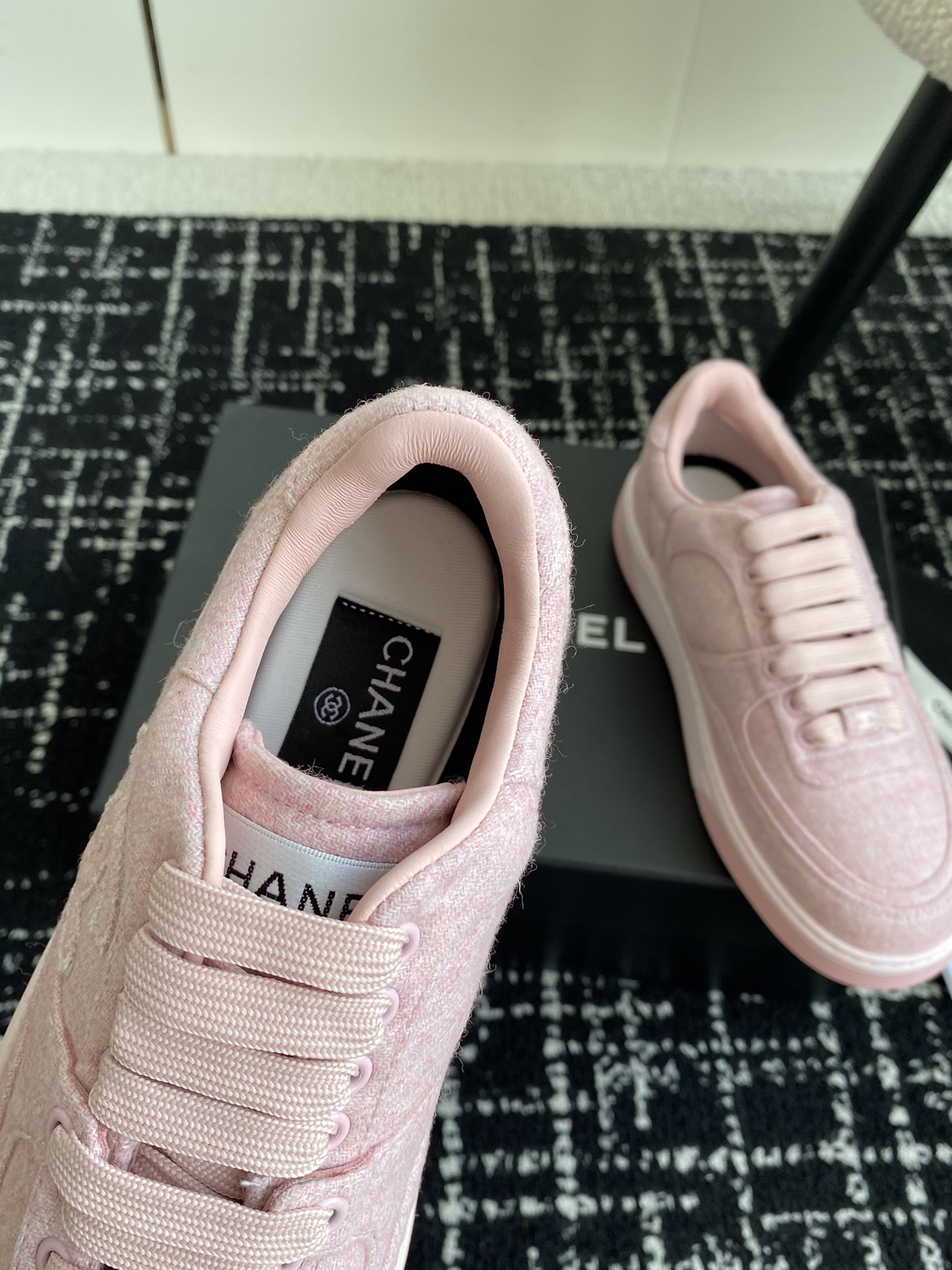 ua Ch*el sneaker