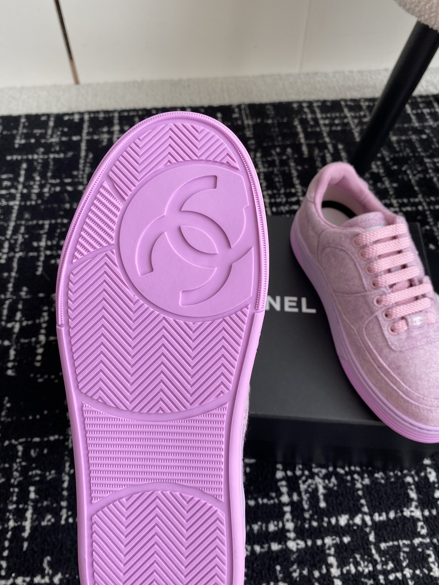 ua Ch*el sneaker
