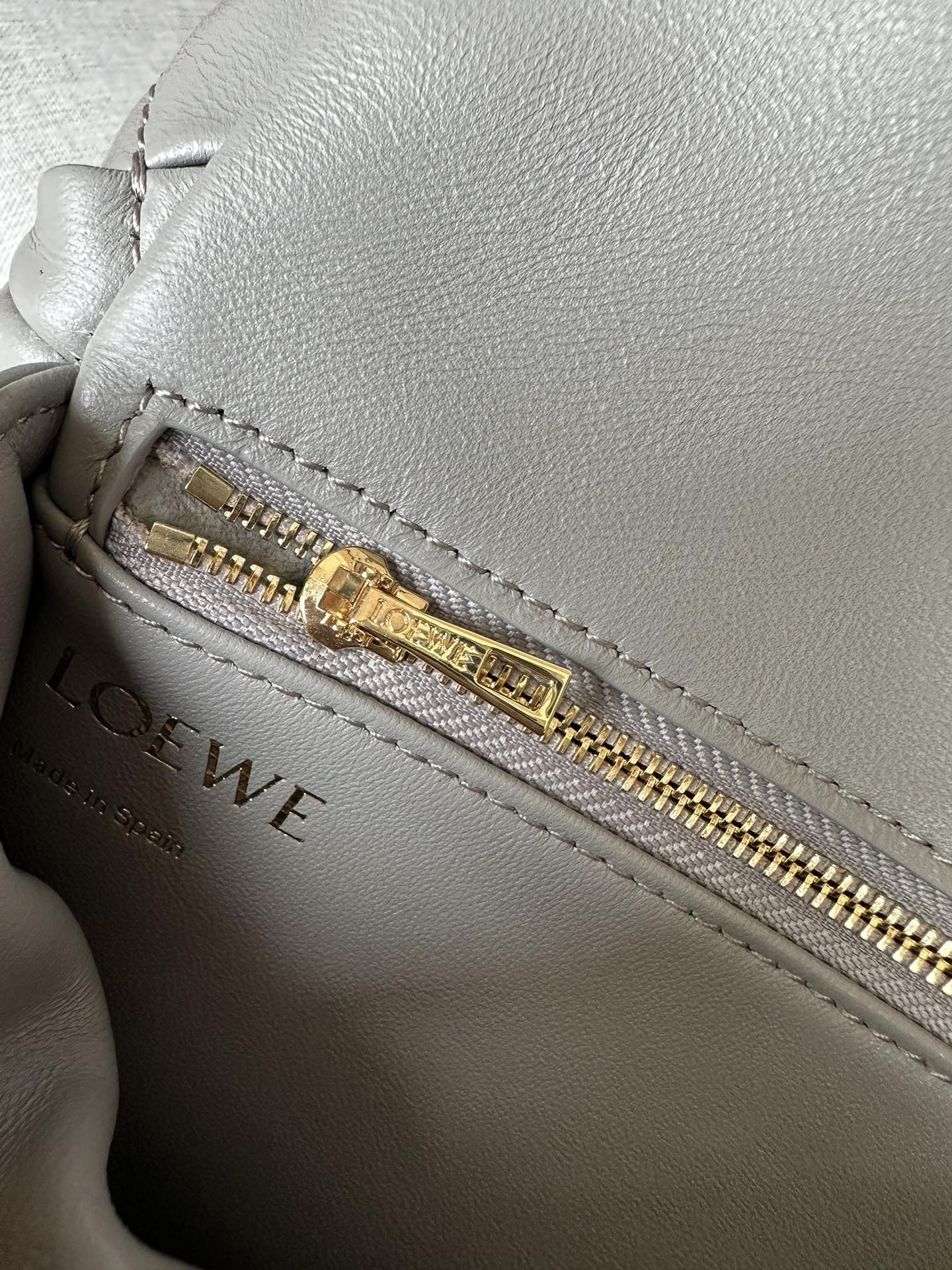 L0ew* mini puffer goya in pleated shiny nappa lambskin 20x6x13cm
