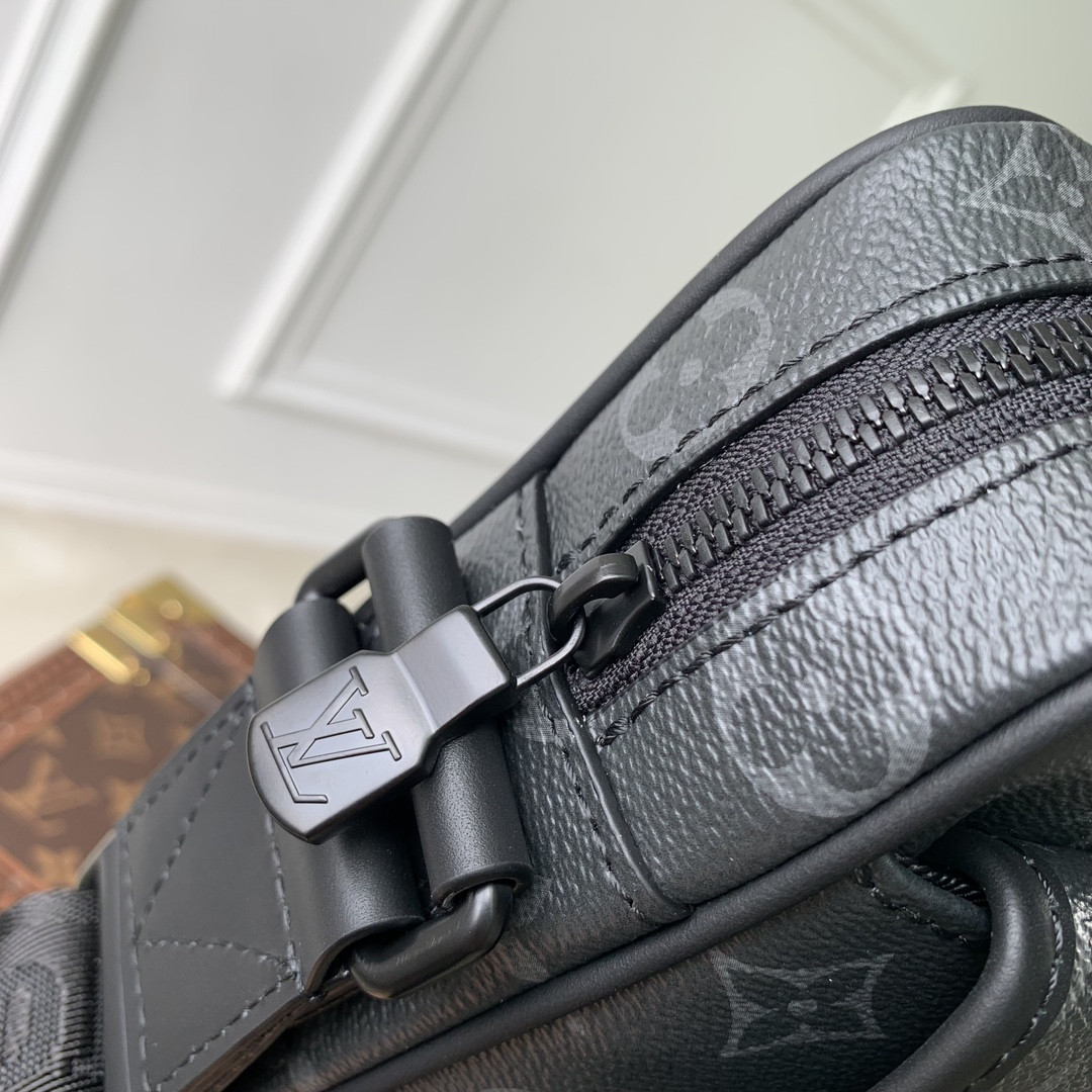 LV Getaway Messenger M12518  17 x 7.8 x 18 cm