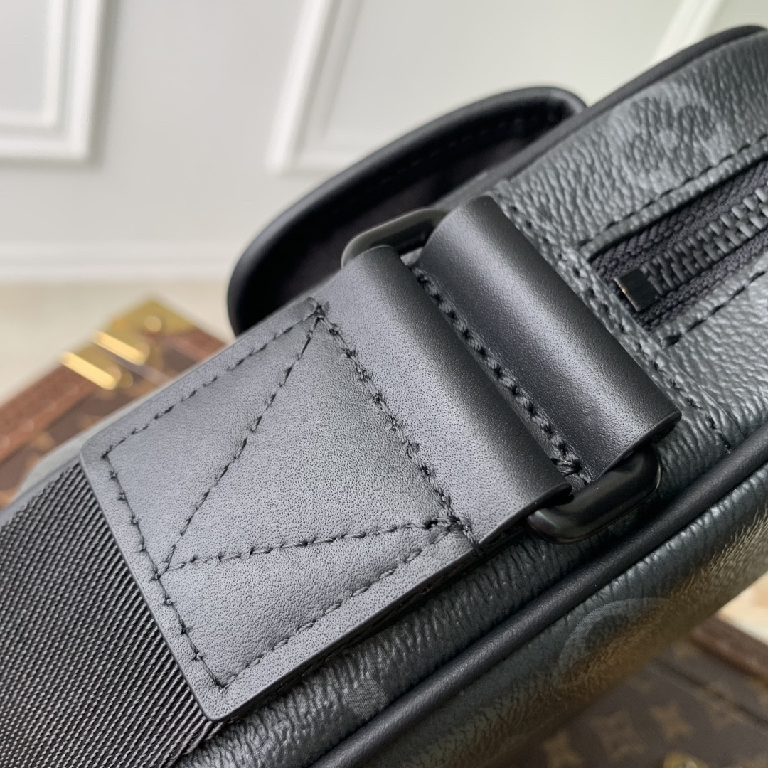 LV Getaway Messenger M12518  17 x 7.8 x 18 cm