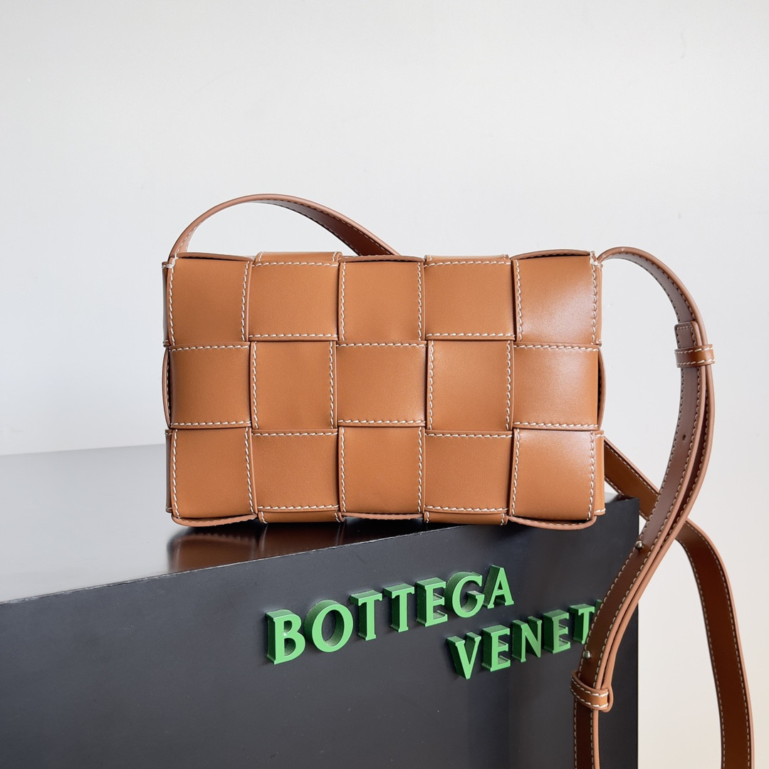 bo*te*ga Ve*ne*ta cassette 15x23x5cm