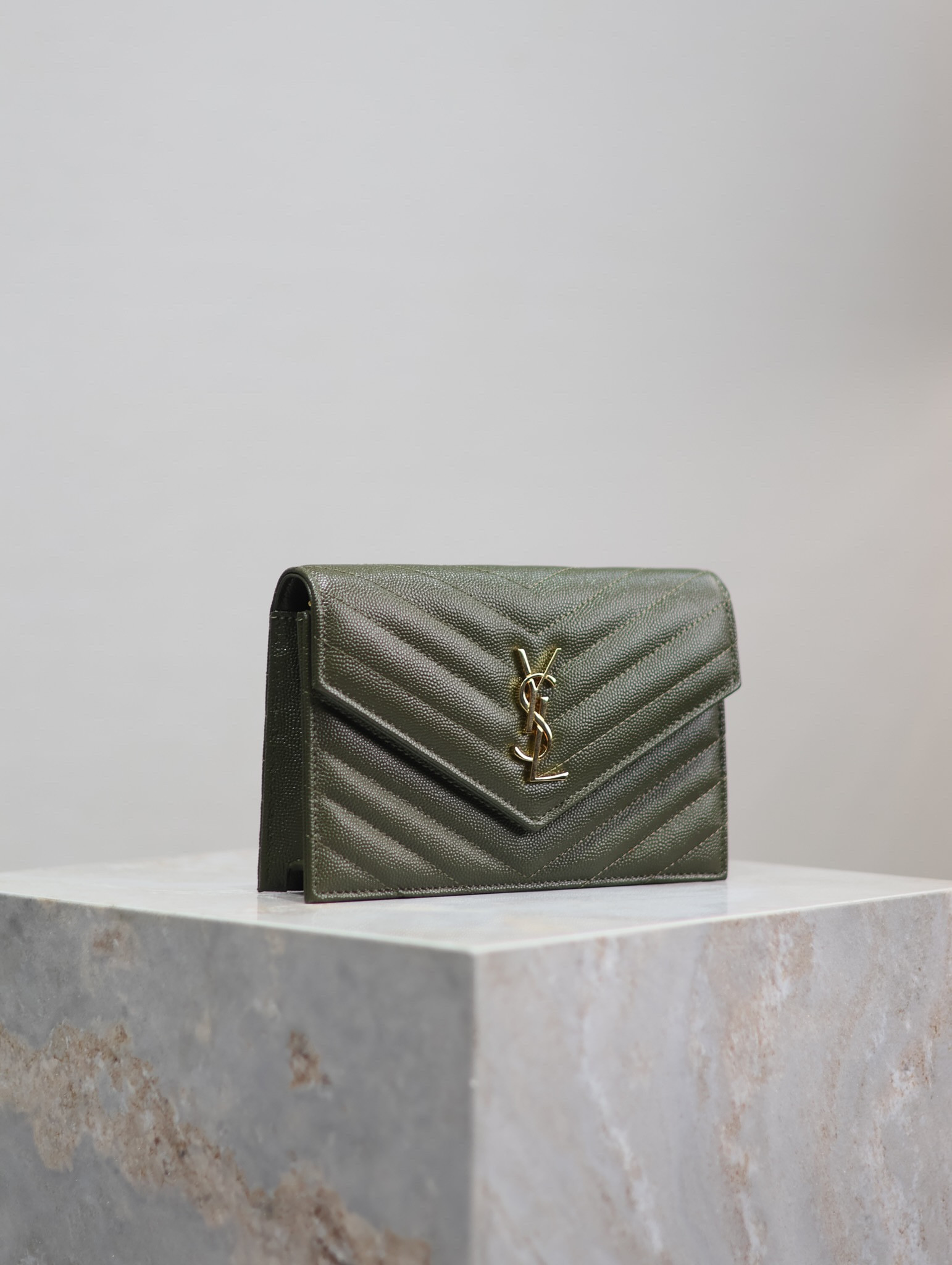 Y*L cassandra woc envelope chain wallet in grained poudre leather 19 x 12.5 x 3.5 cm
