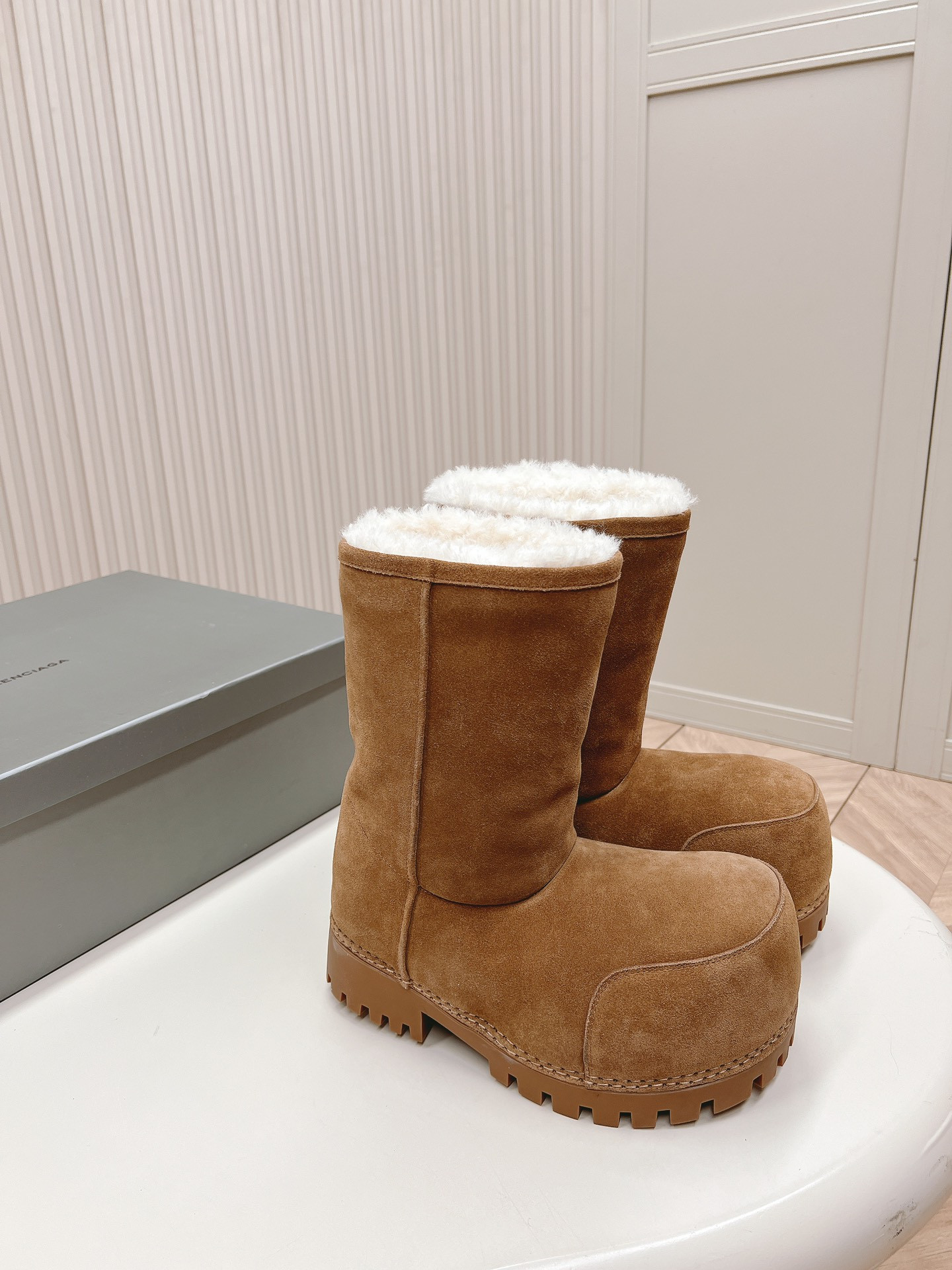 ua Ba*len*cia*ga snow boot
