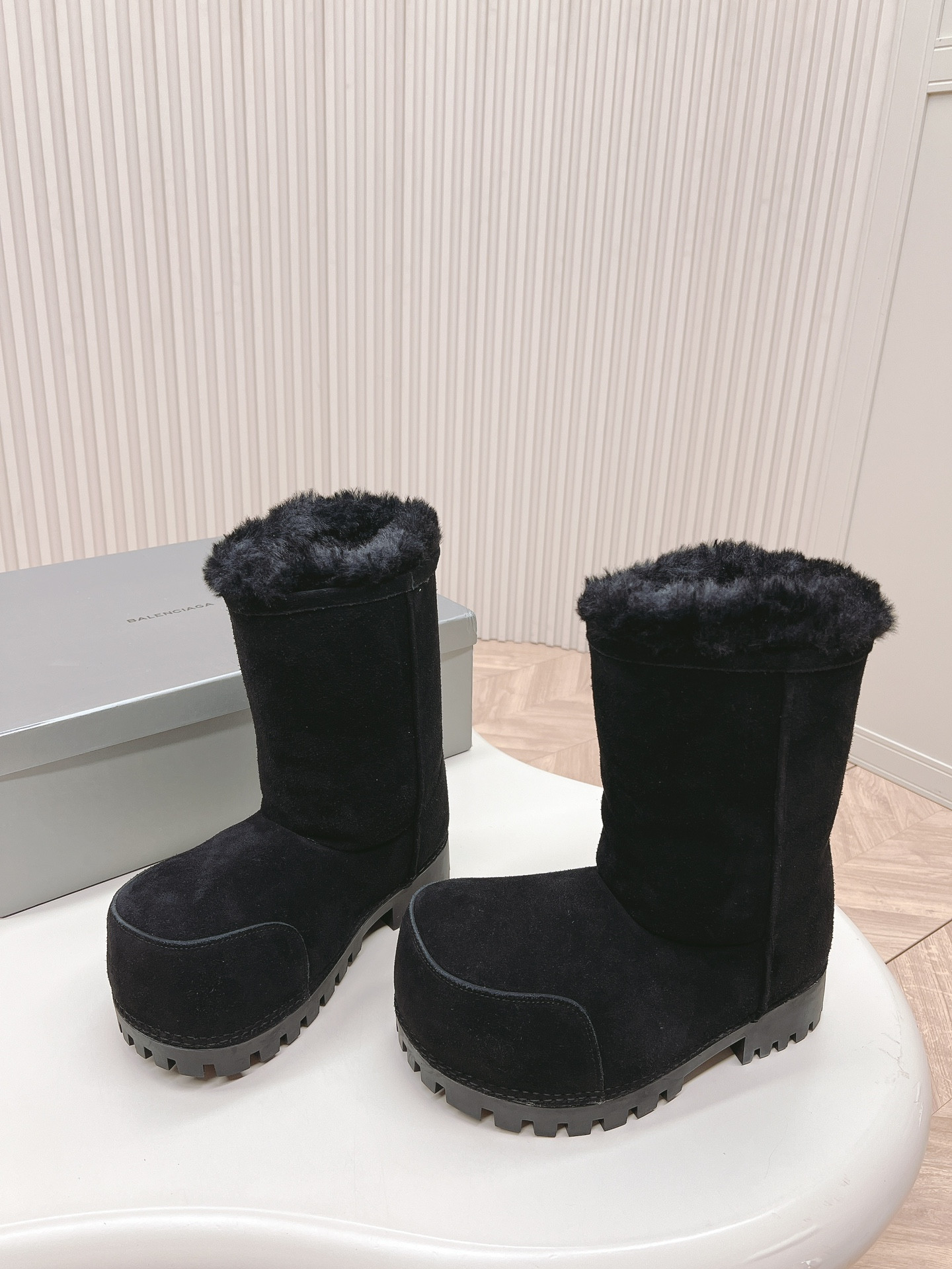 ua Ba*len*cia*ga snow boot