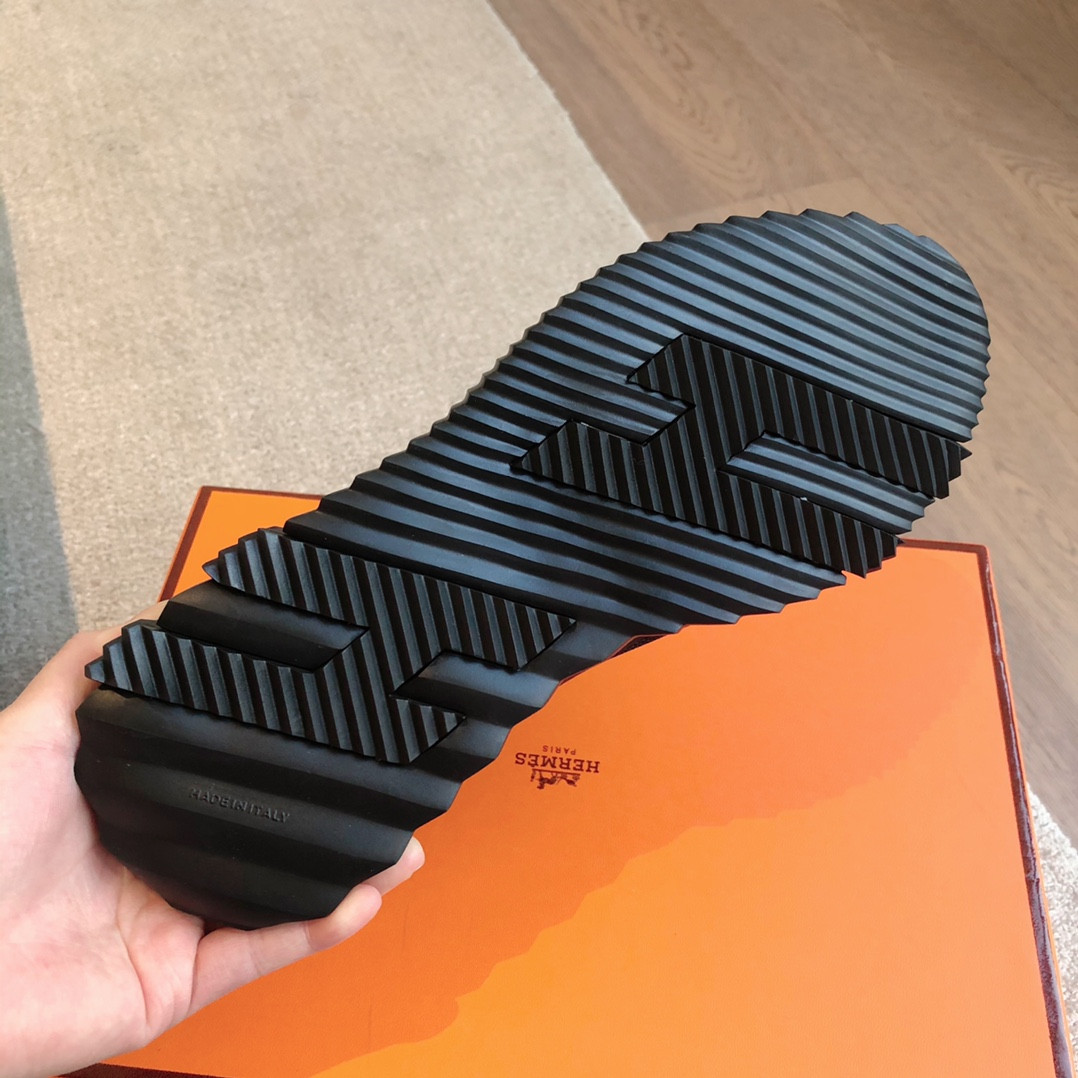 ua H**me5 bouncing sneaker