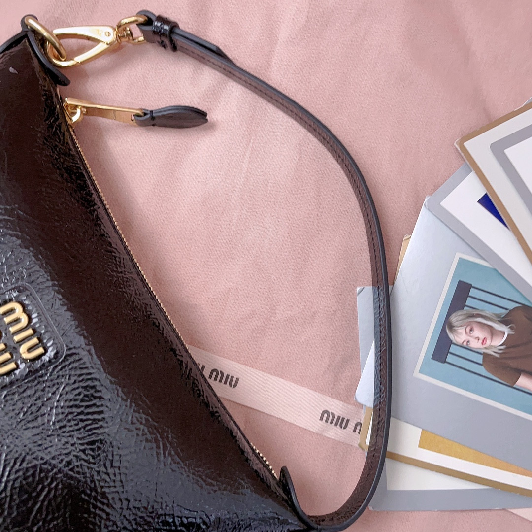 MIU MIU Naplak patent leather pouch 14x18.5x10cm