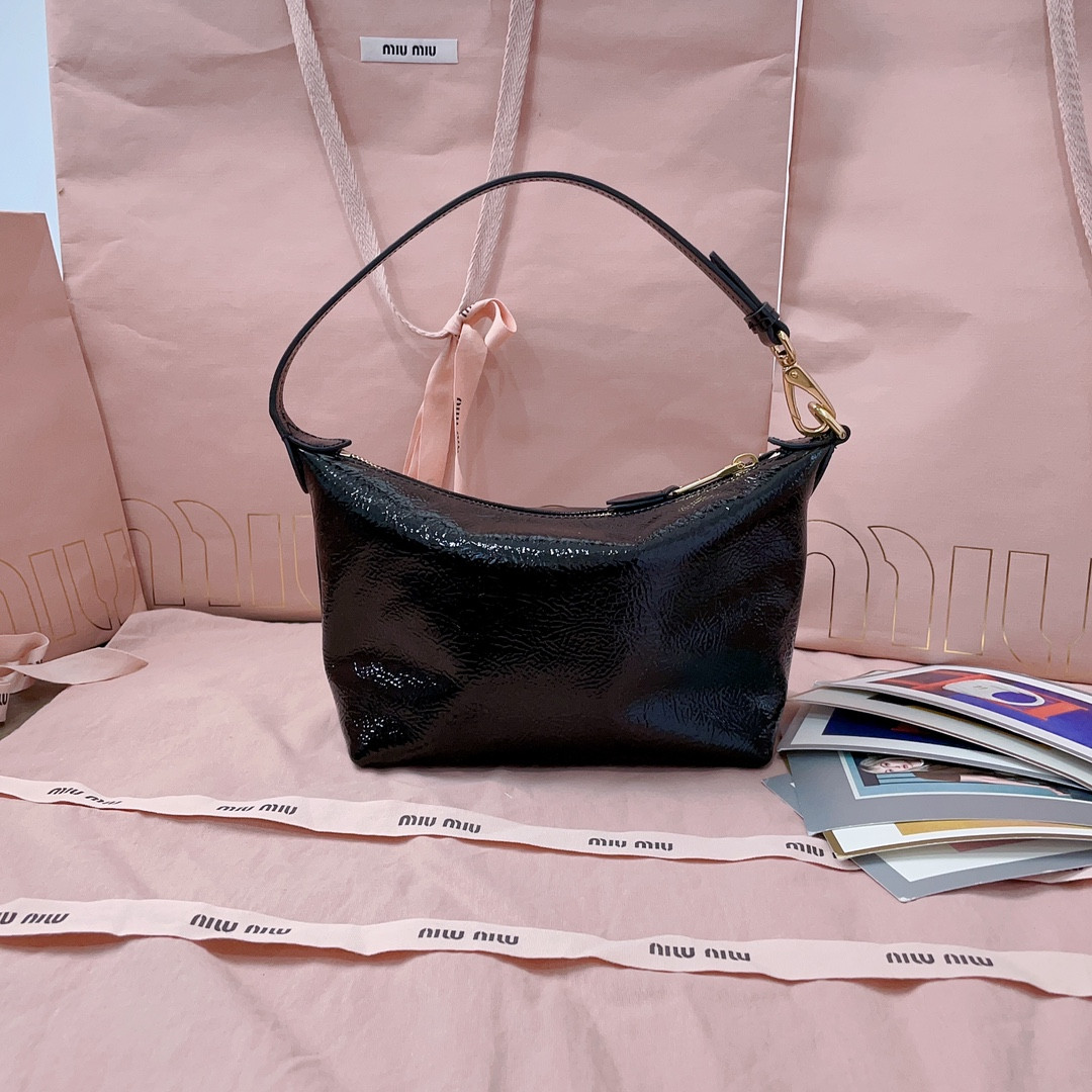 MIU MIU Naplak patent leather pouch 14x18.5x10cm