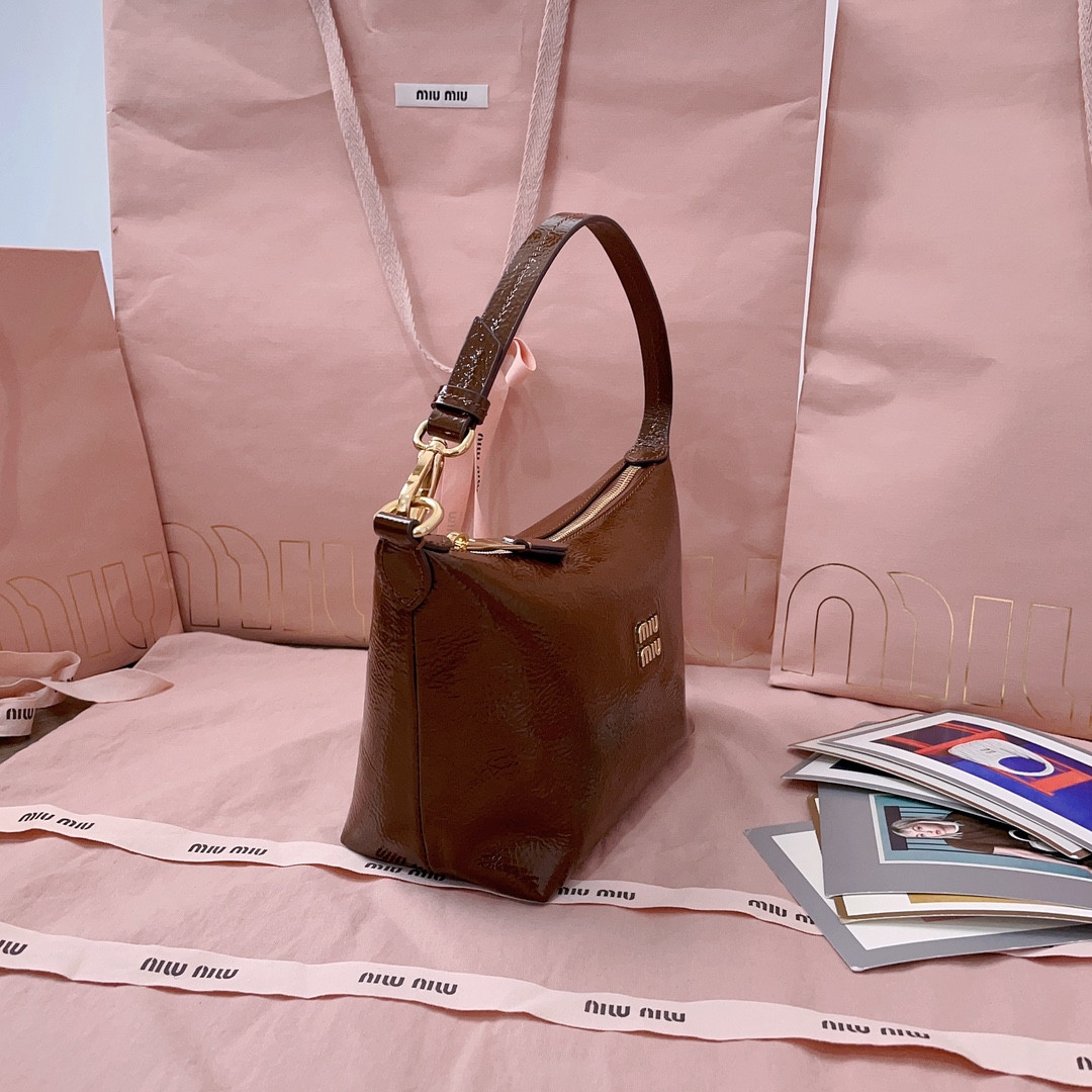 MIU MIU Naplak patent leather pouch 14x18.5x10cm