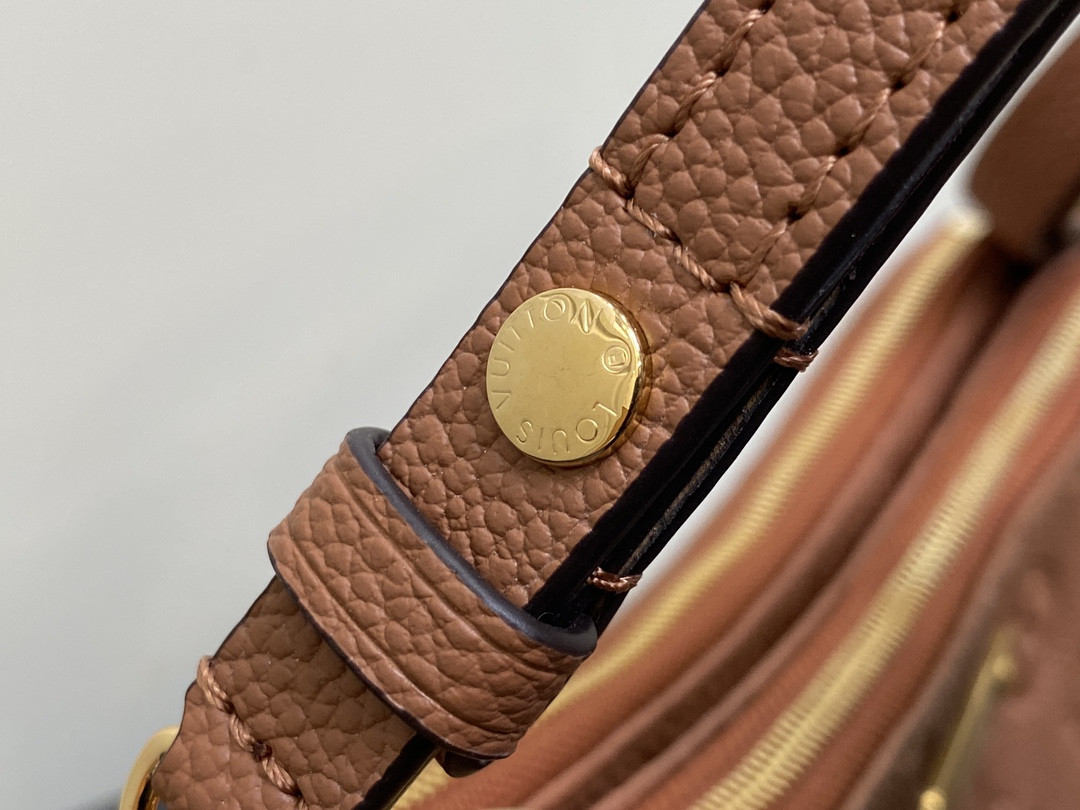 LV Liv Pochette M11916  24.3×13.5×6.5cm