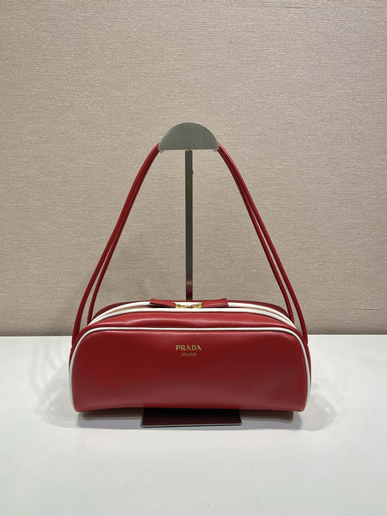 Pra*a swing smooth leather shoulder bag 28x11.5x10cm