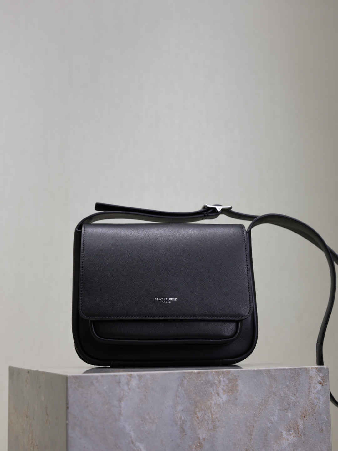 y*l Sa**t Lau*nt niki small satchel in smooth leather 21x16x5cm
