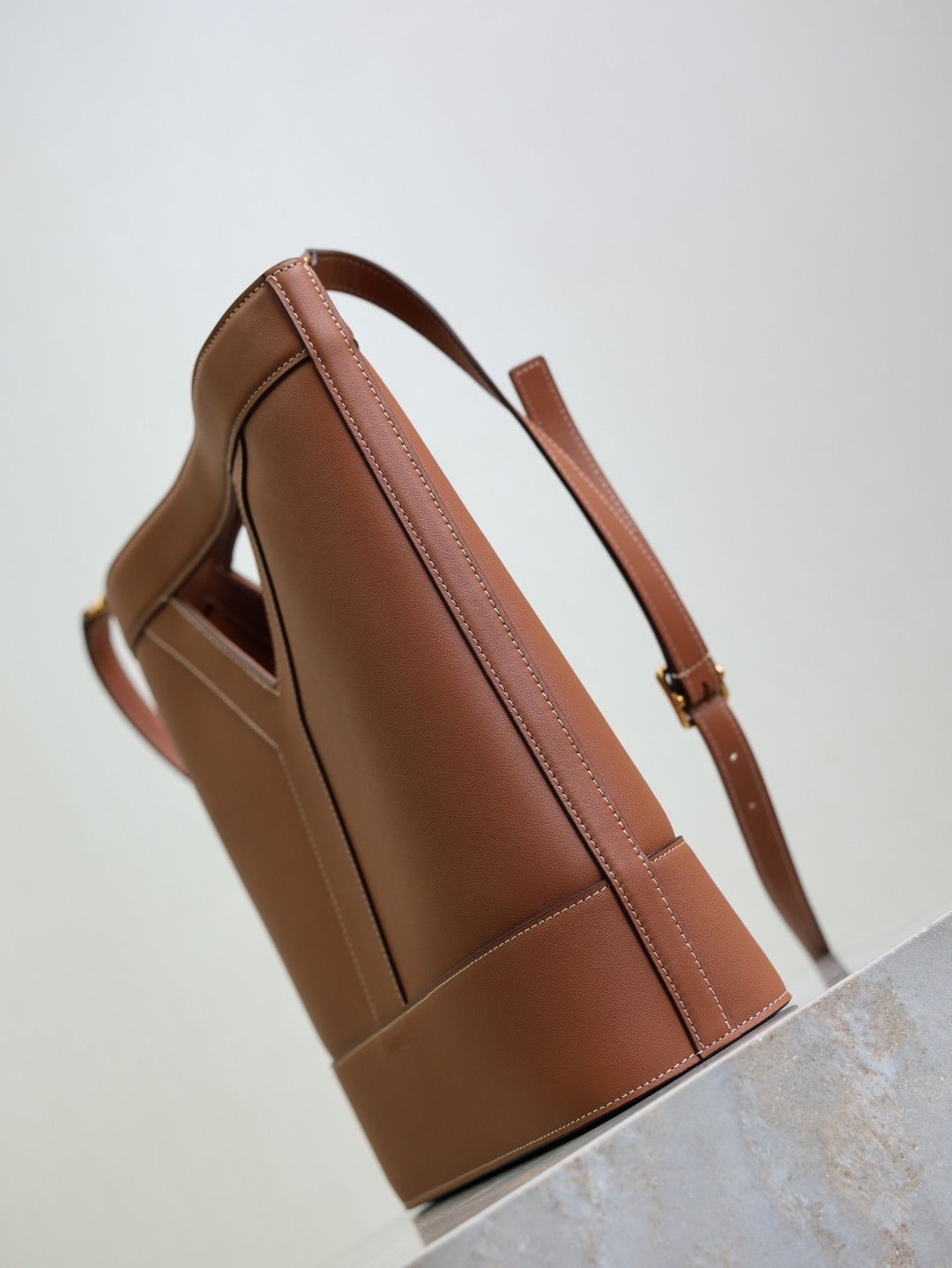 Y*L y small bucket in leather 23x29.5x3-8.5cm