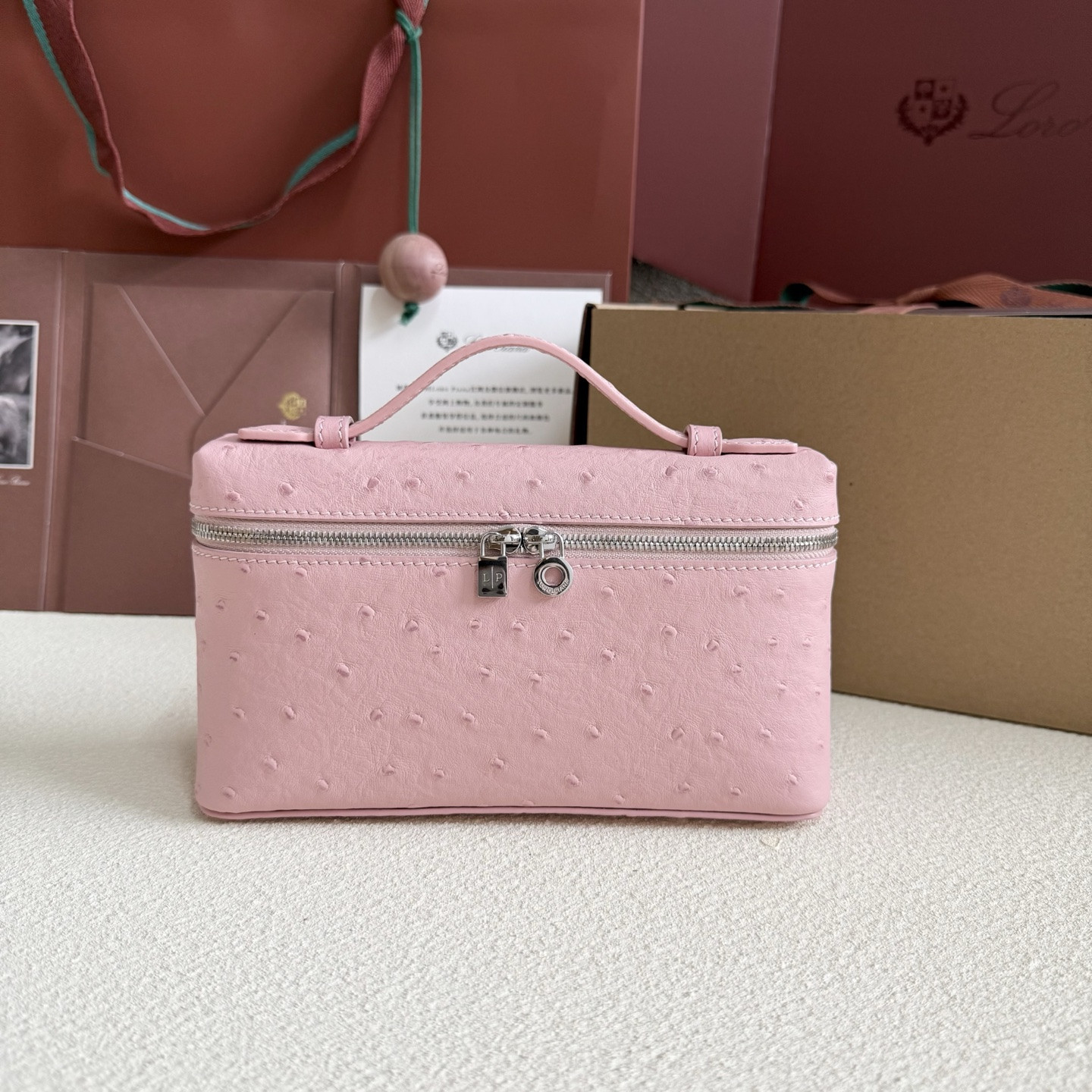 L**o p*ana extra pocket l19 ostrich-grained leather 11 x 19 x 6.5 cm