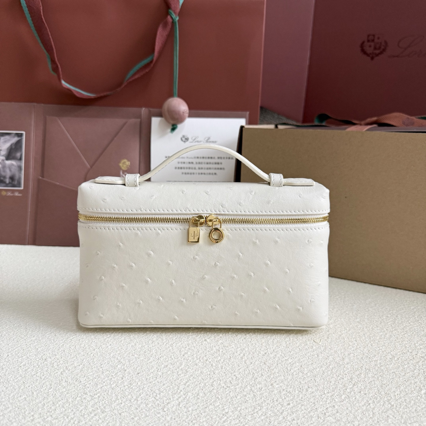L**o p*ana extra pocket l19 ostrich-grained leather 11 x 19 x 6.5 cm