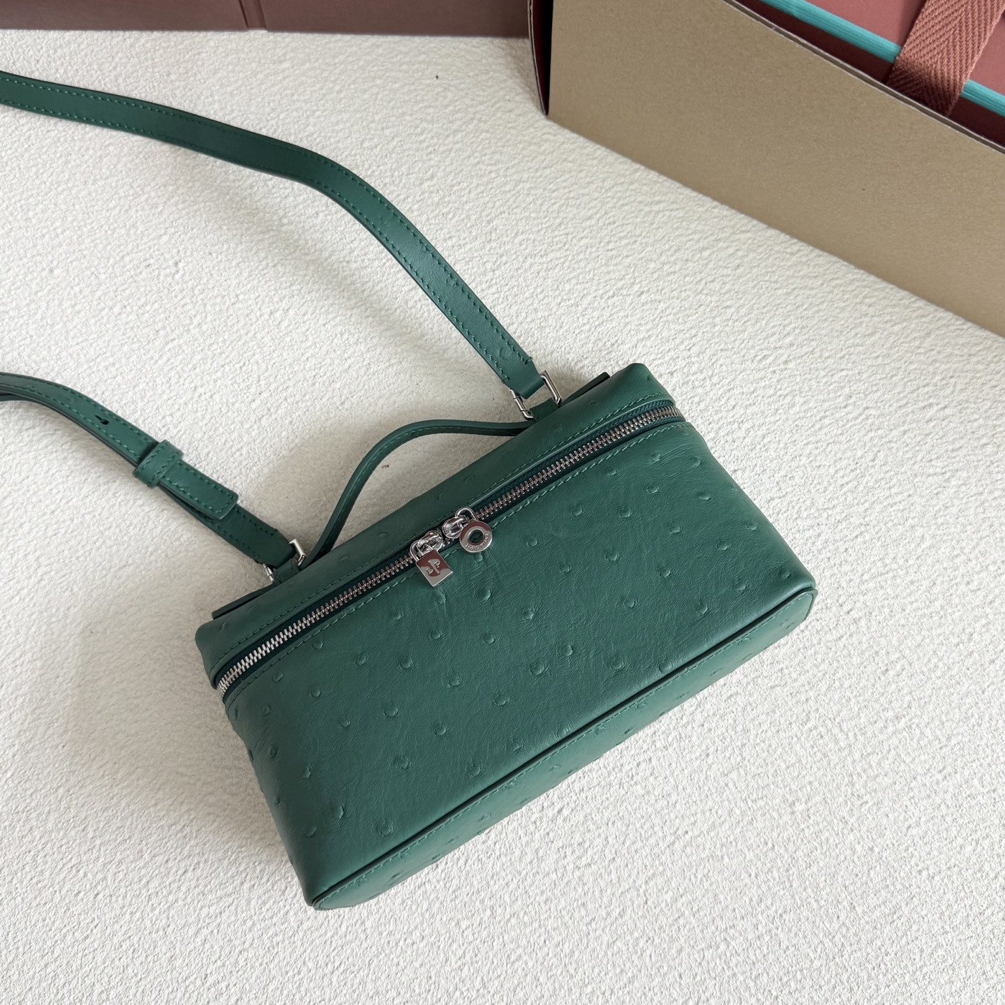 L**o p*ana extra pocket l19 ostrich-grained leather 11 x 19 x 6.5 cm