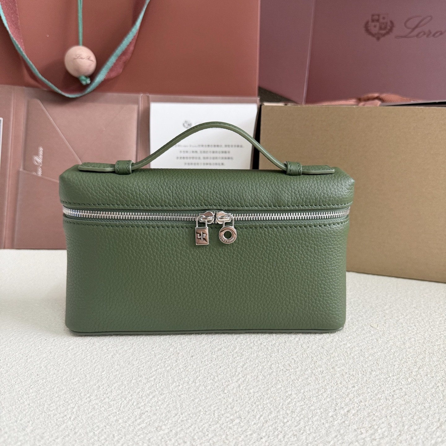 L**o p*ana extra pocket l19 grained calfskin 11 x 19 x 6.5 cm