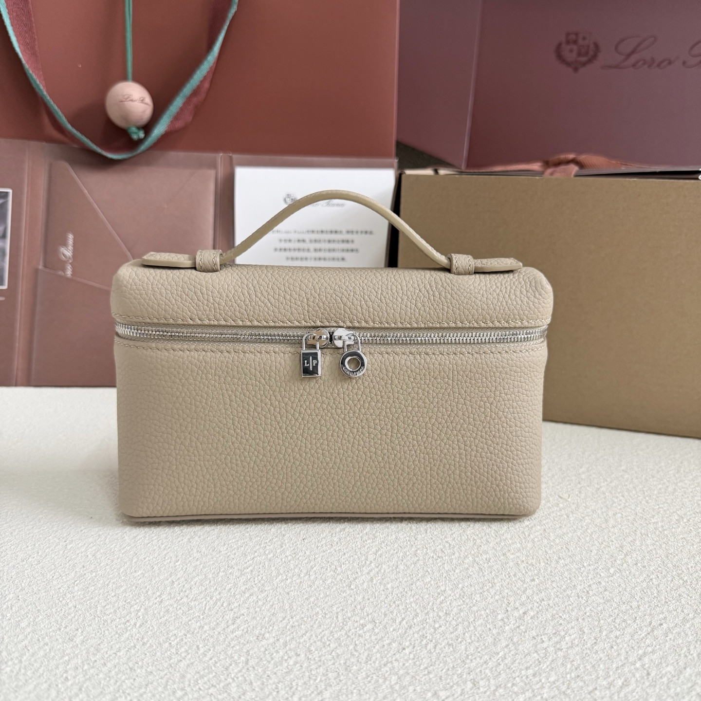 L**o p*ana extra pocket l19 grained calfskin 11 x 19 x 6.5 cm