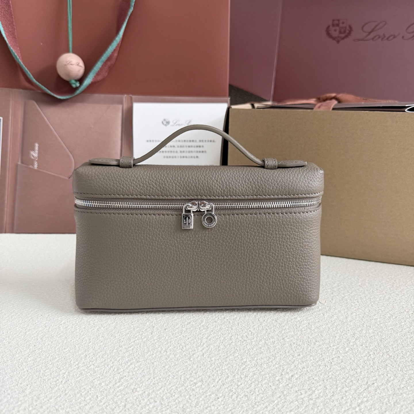 L**o p*ana extra pocket l19 grained calfskin 11 x 19 x 6.5 cm