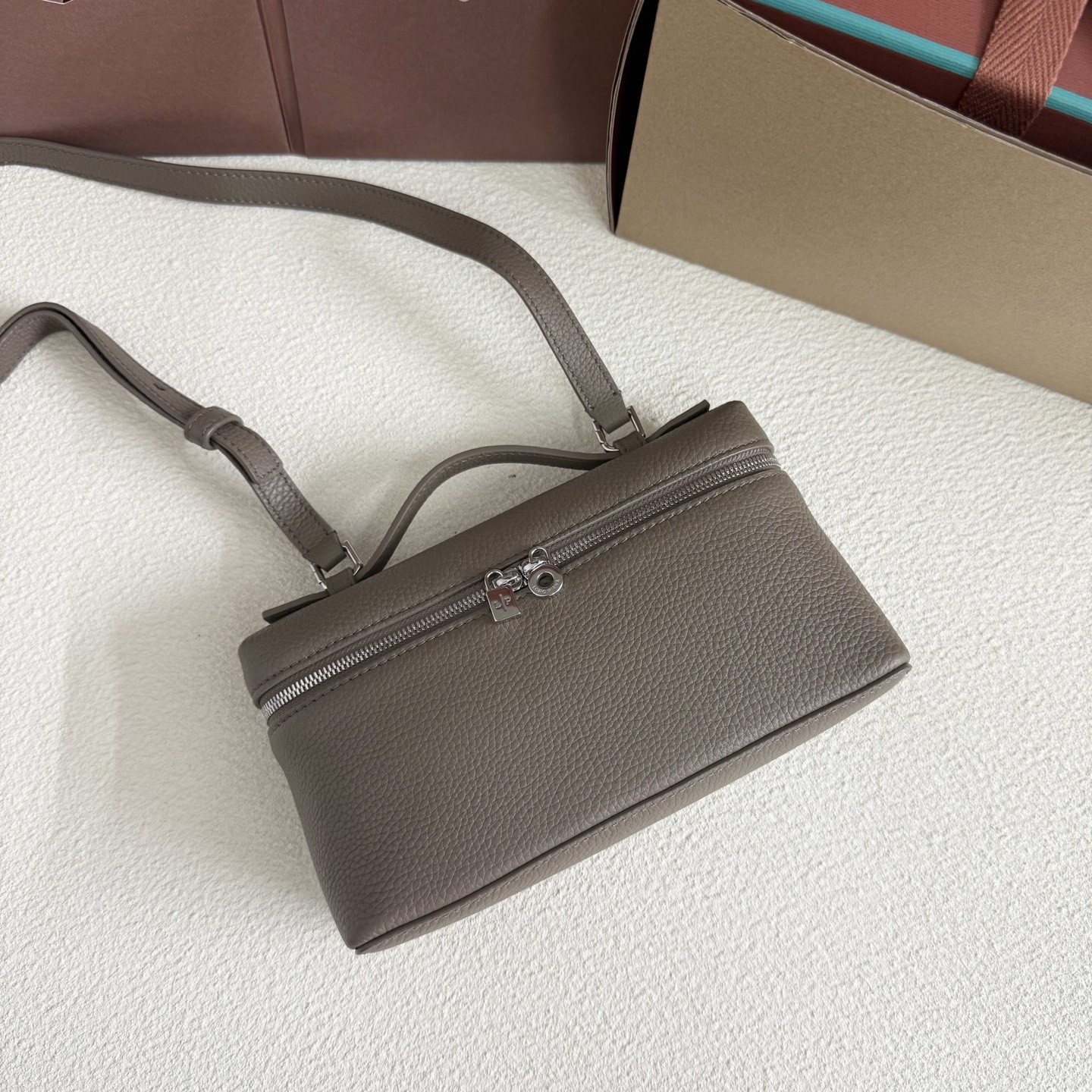 L**o p*ana extra pocket l19 grained calfskin 11 x 19 x 6.5 cm