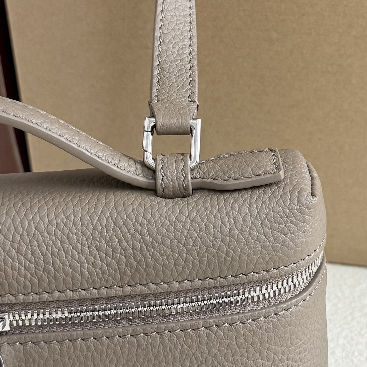 L**o p*ana extra pocket l19 grained calfskin 11 x 19 x 6.5 cm