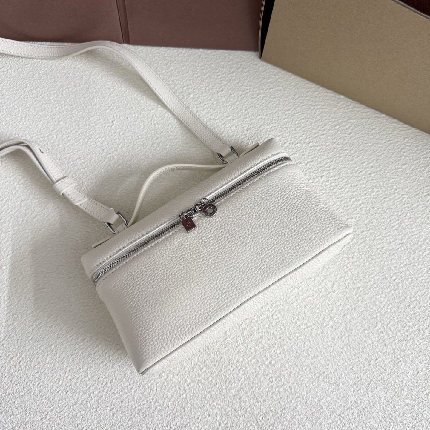 L**o p*ana extra pocket l19  grained calfskin 11 x 19 x 6.5 cm