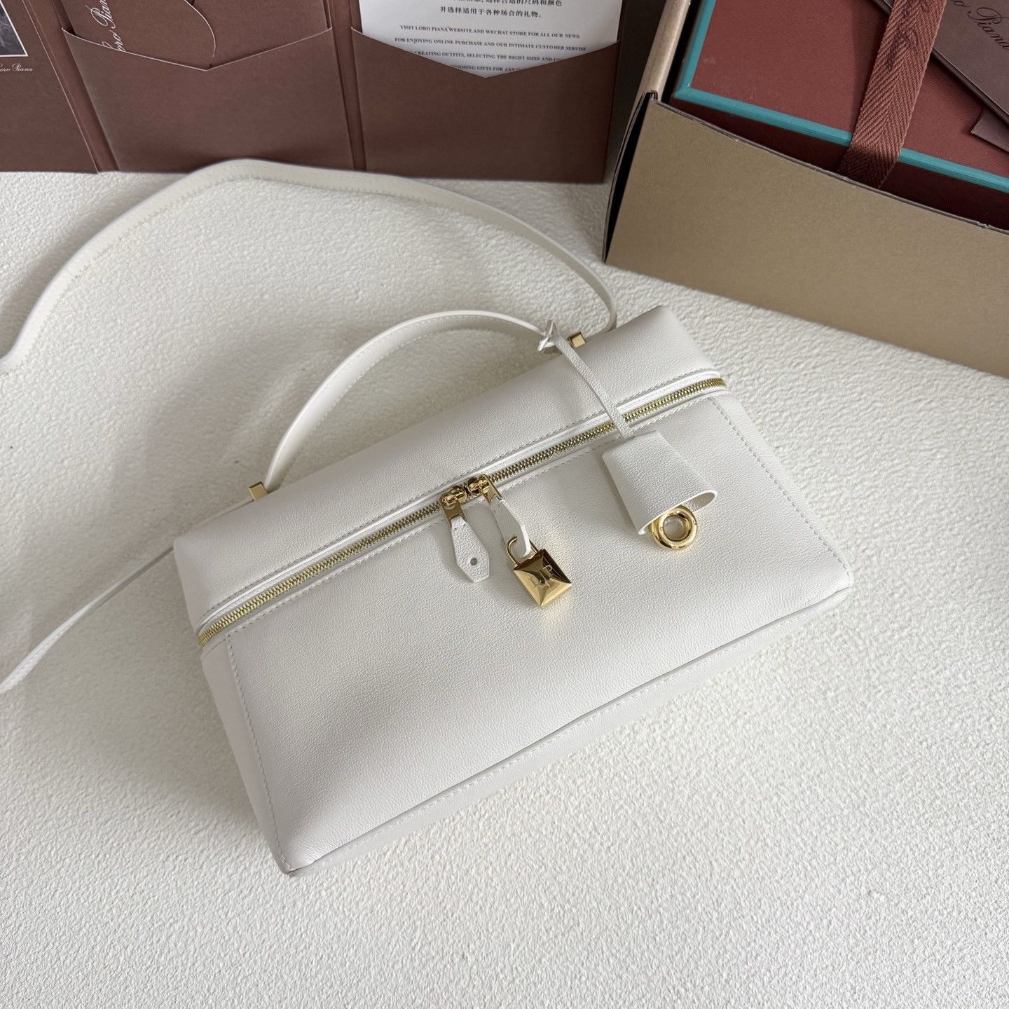 L**o p*ana extra pocket l27 calfskin 16x27x10cm