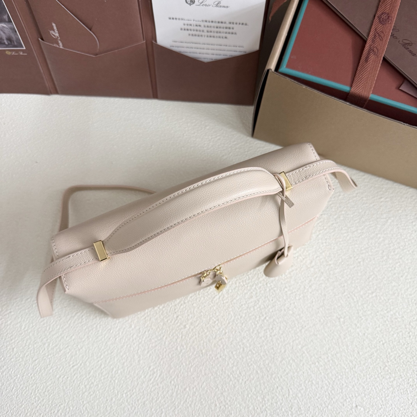 L**o p*ana extra pocket l27 calfskin 16x27x10cm