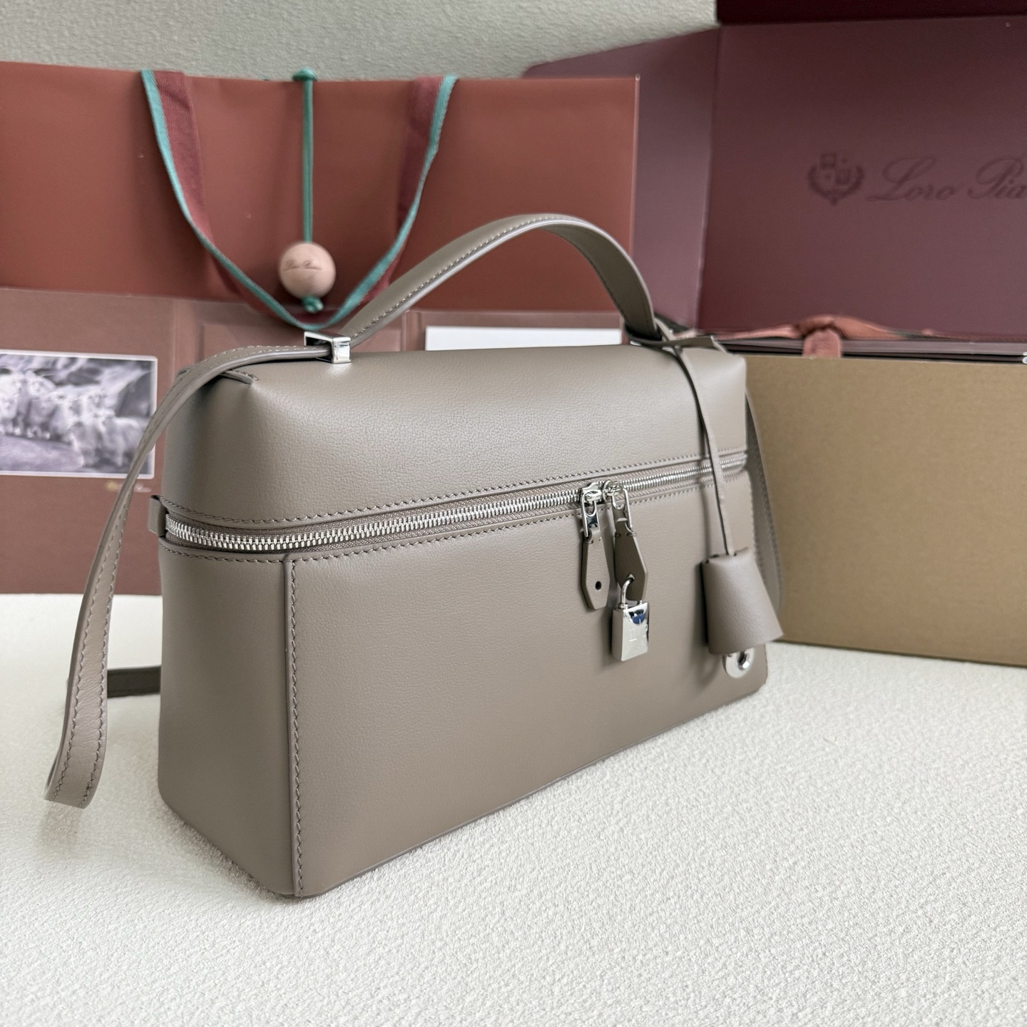 L**o p*ana extra pocket l27 calfskin 16x27x10cm